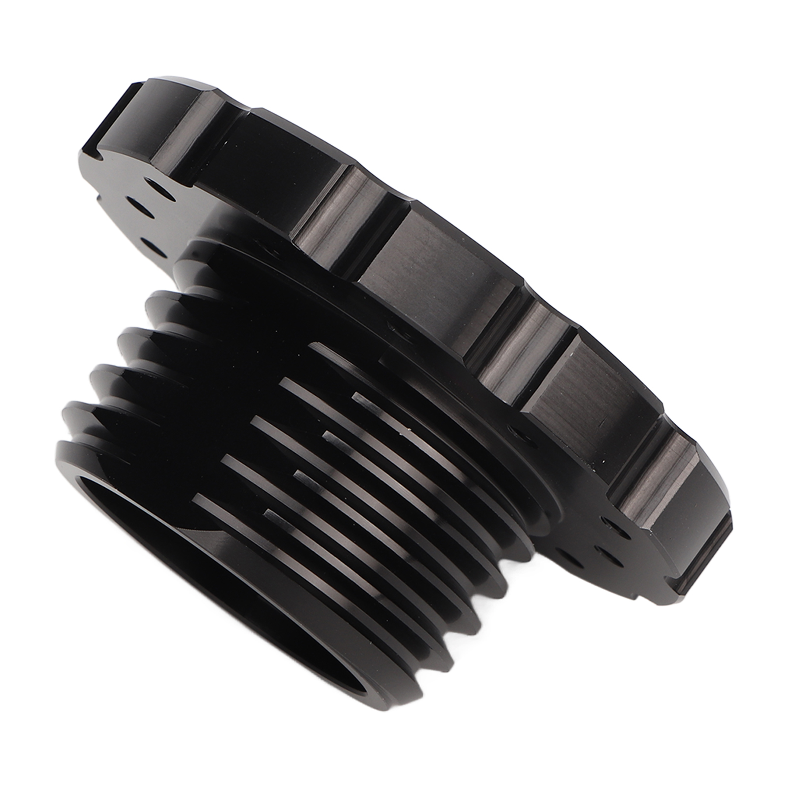 Eine schwarze Metallkappe mit tiefen Gewinden und flach gerippter Oberseite auf weißem Grund.