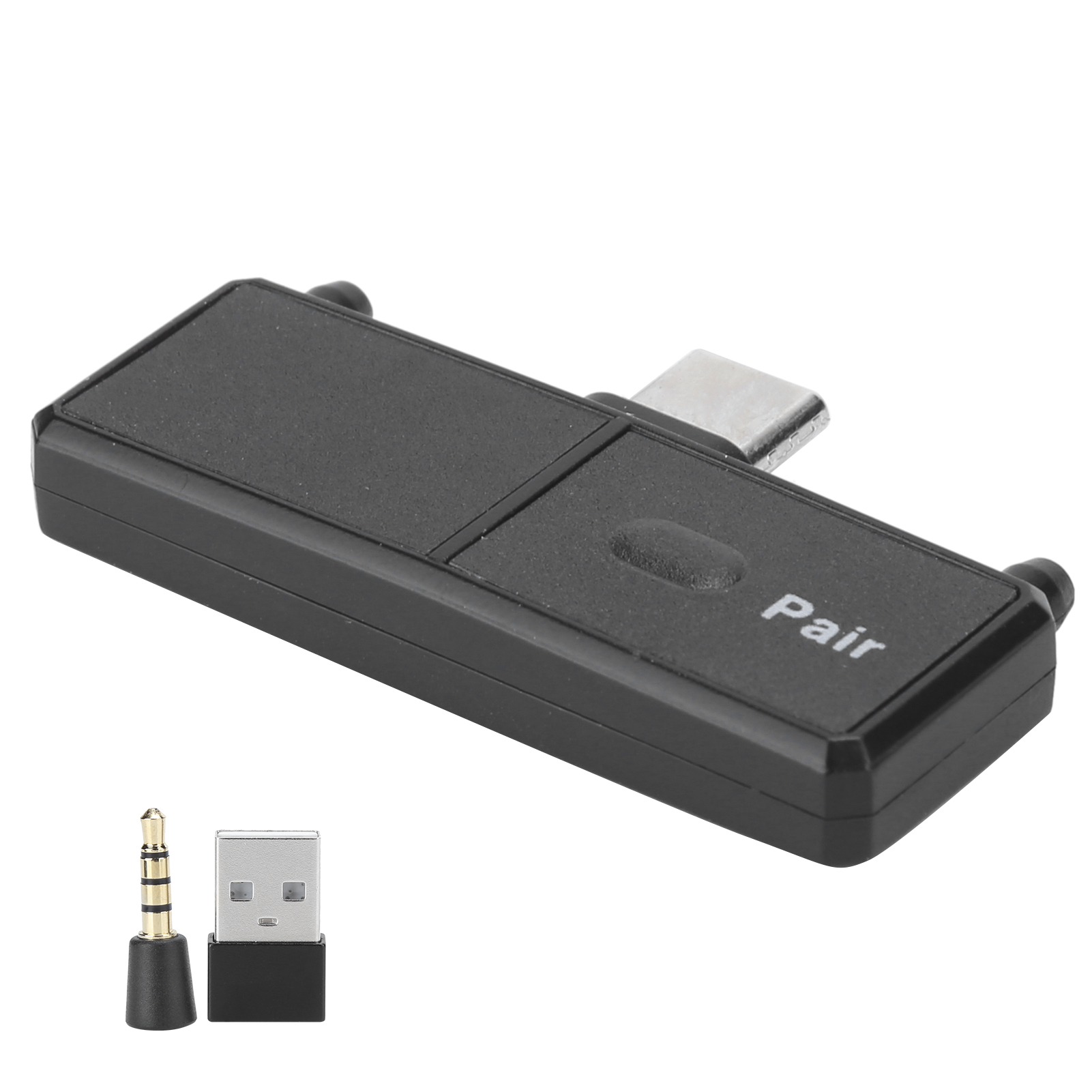 Ein schwarzer kabelloser Audioadapter mit Typ-C-Anschluss und Pair-Taste, neben einer kleinen Klinke und einem USB-Adapter.