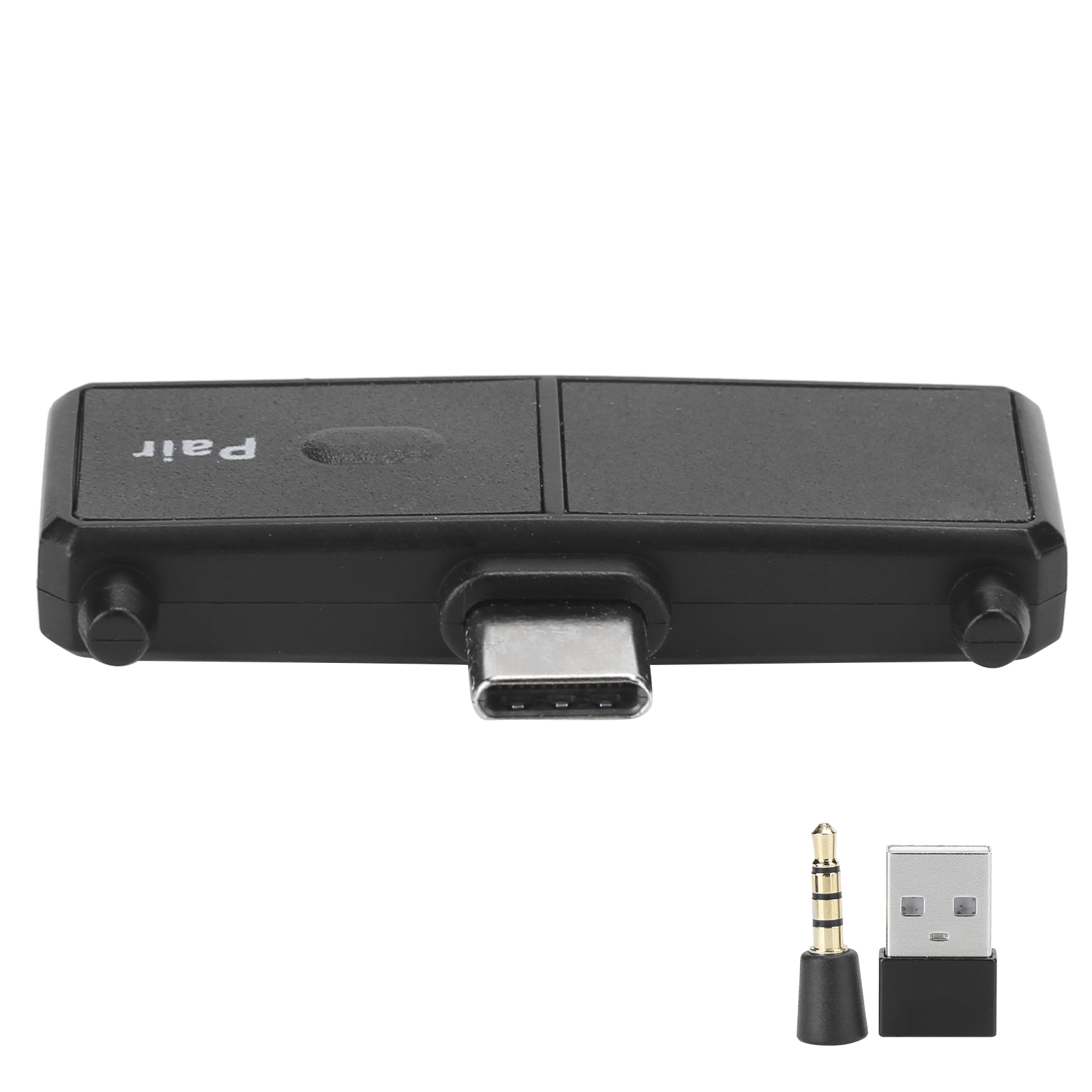 Ein schwarzer USB-C-Adapter mit der Aufschrift Pair, ein kleiner Klinkenstecker und ein kleiner USB-A-Adapter.