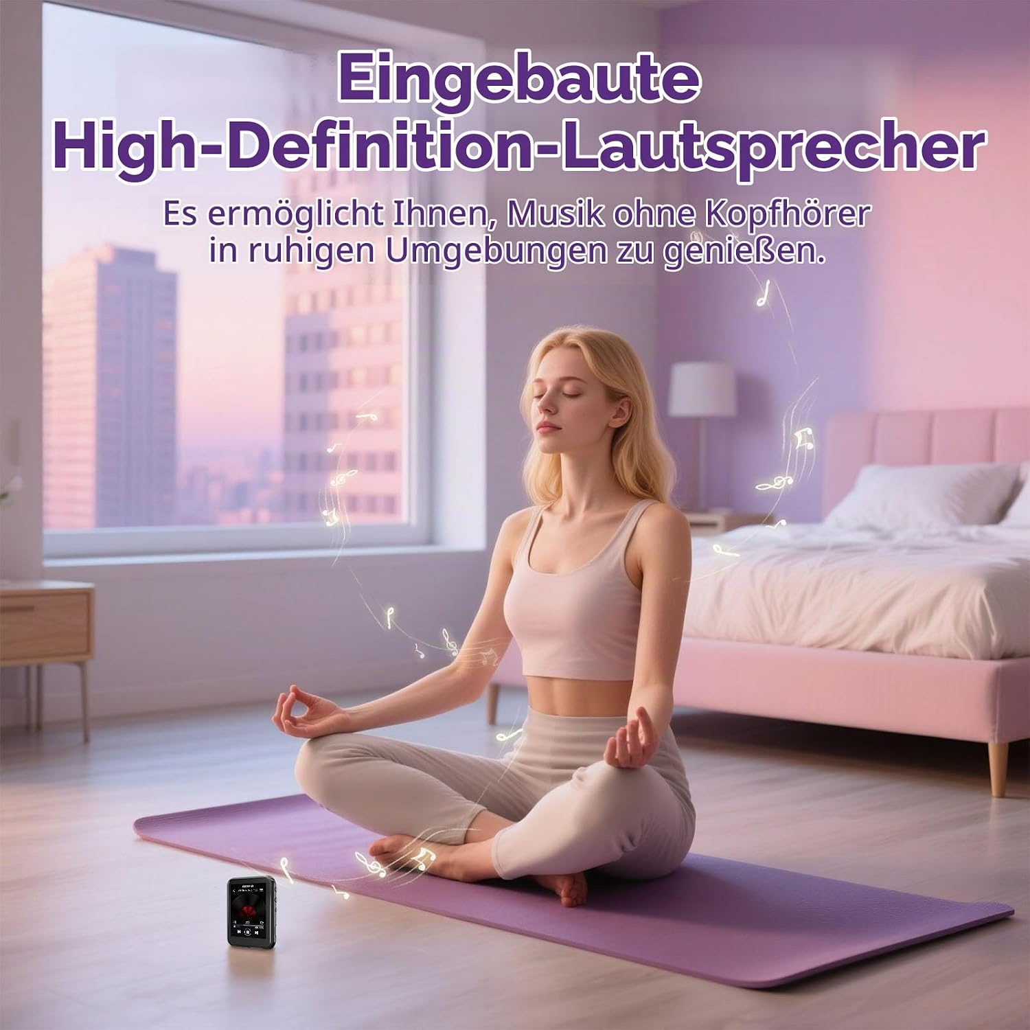 Frau meditiert auf einer lila Matte in einem Schlafzimmer, während Musiknoten von einem kleinen Gerät aufsteigen.