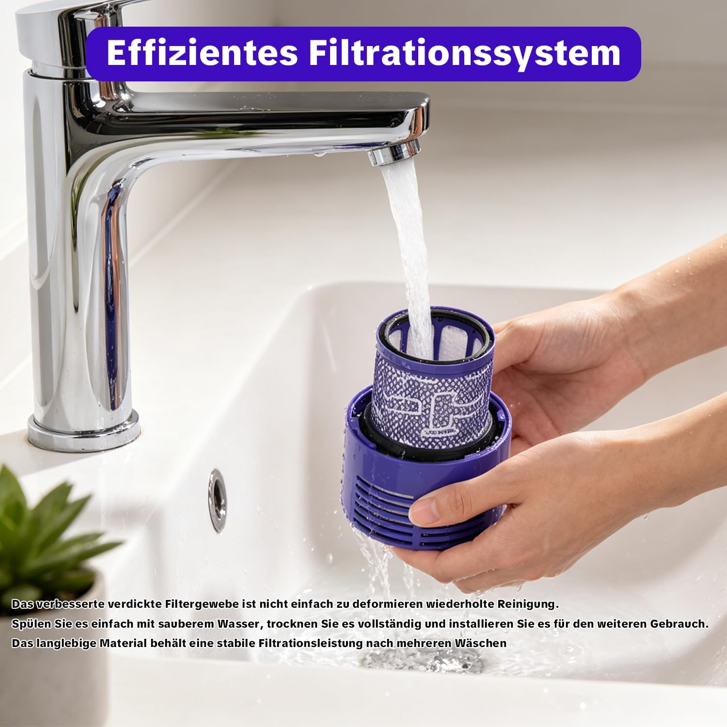 Hände halten einen violetten Filter unter fließendes Wasser in einem weißen Waschbecken.