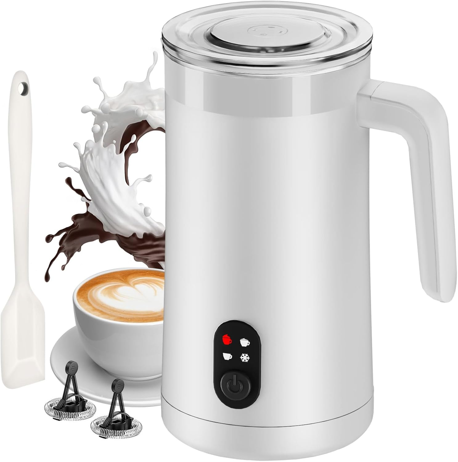 Ein weißer Milchaufschäumer neben Spatel, Schneebesen, Kaffeetasse und Milchspritzern auf weißem Hintergrund.