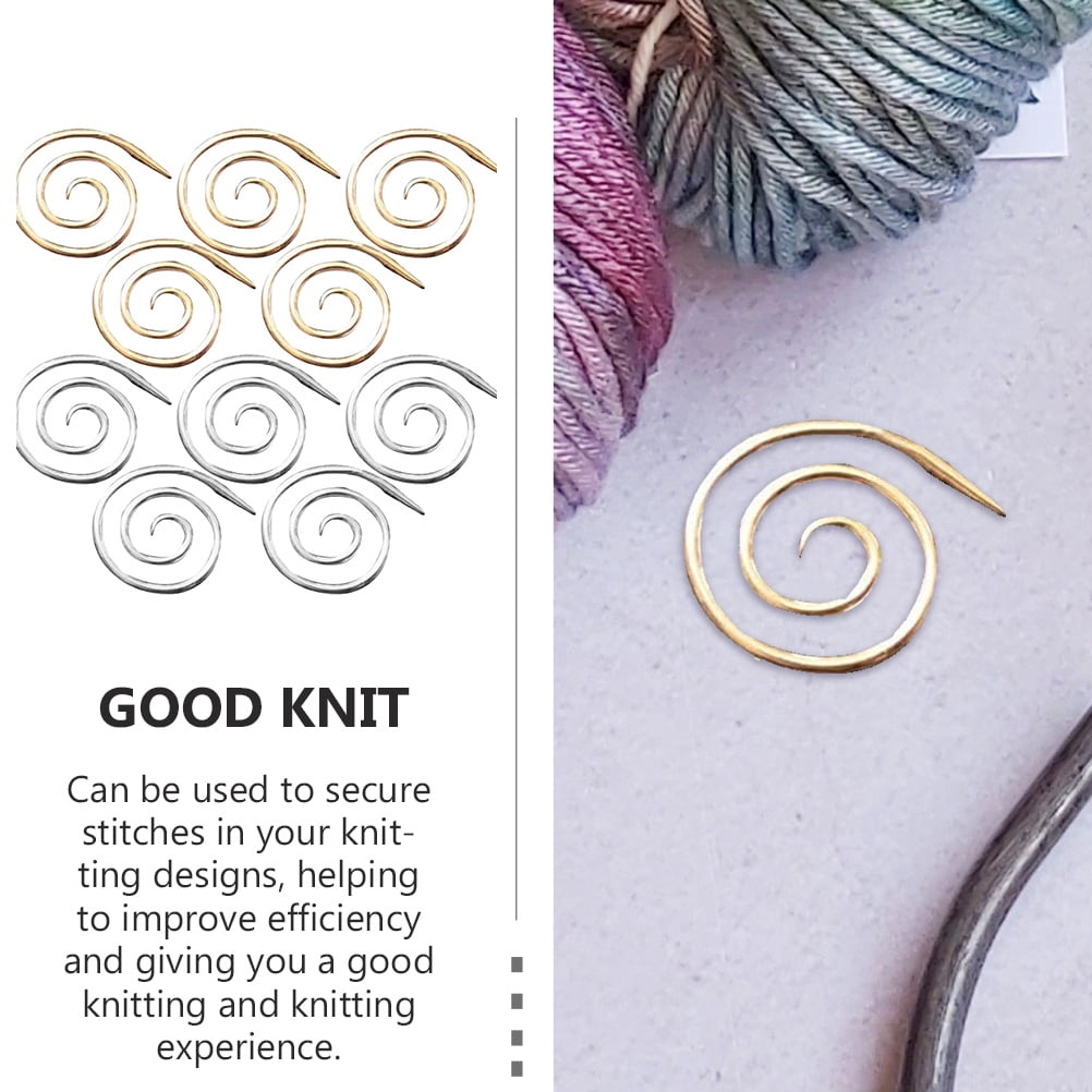 Gold- und silberfarbene Spiral-Maschenmarkierer neben bunten Garnknäueln.
