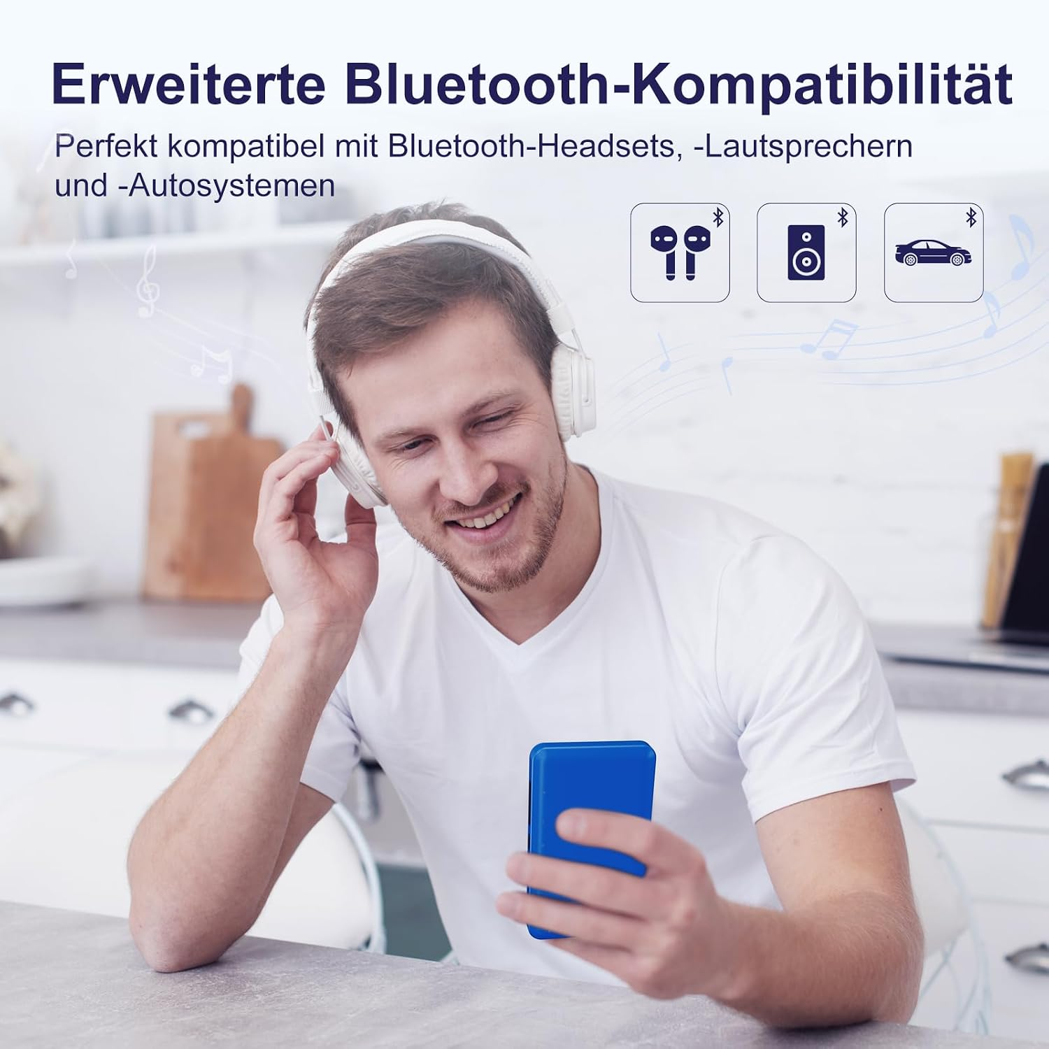 Mann mit Kopfhörern lächelt, während er ein blaues Smartphone bedient, umgeben von Musiknoten-Symbolen.