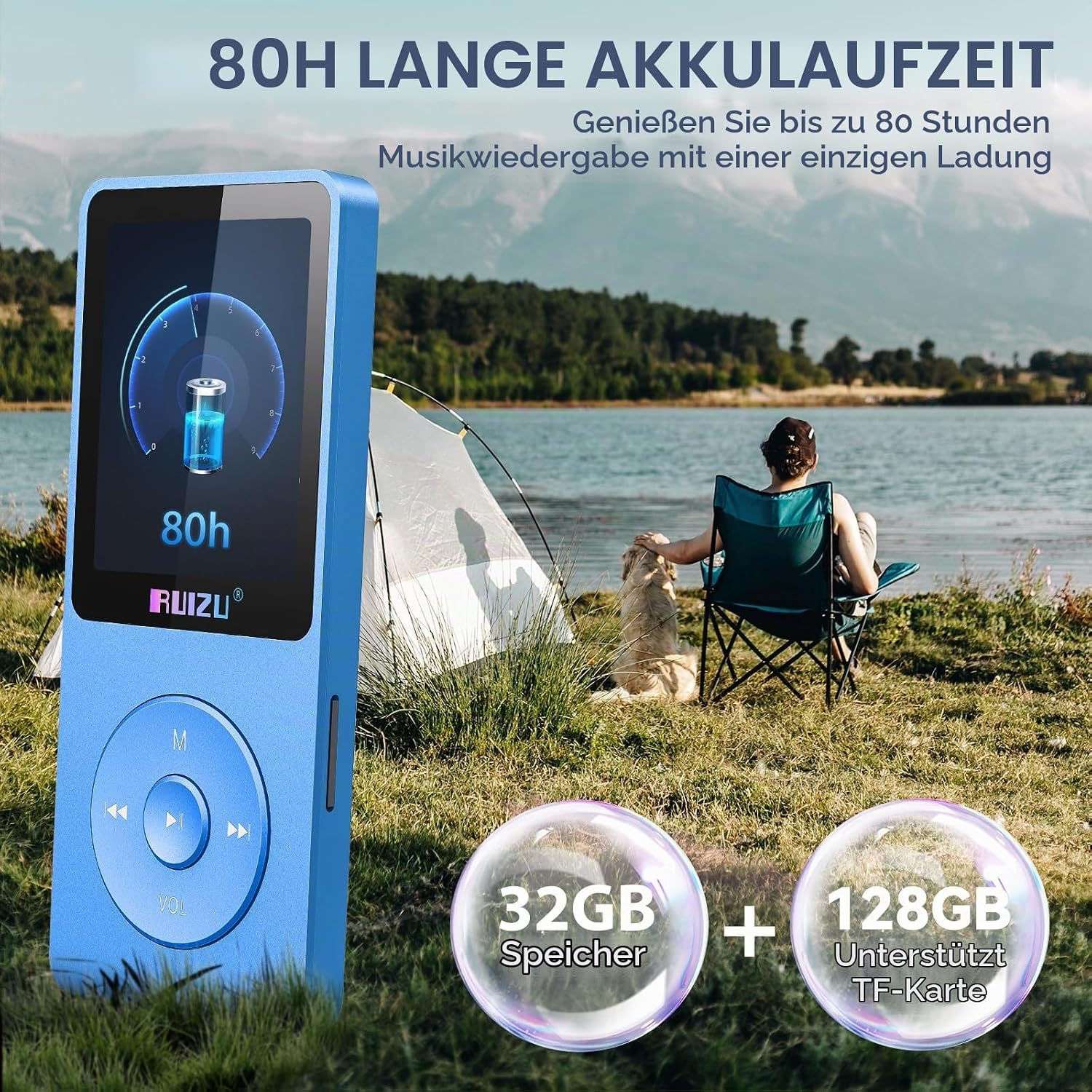 Blauer MP3-Player mit 80 Stunden Akkulaufzeit im Vordergrund, im Hintergrund ein See mit Zelt, Hund und Person.