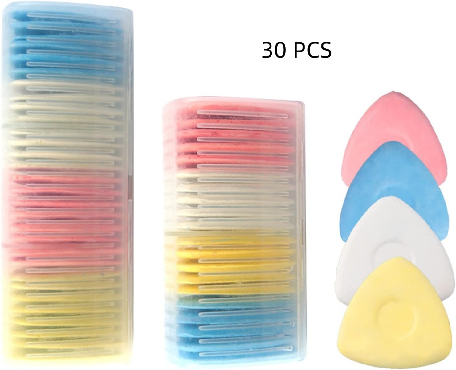 Zwei transparente Plastikboxen mit bunten Schneiderkreidestiften und vier lose Kreidestücke in Rosa, Blau, Weiß und Gelb.