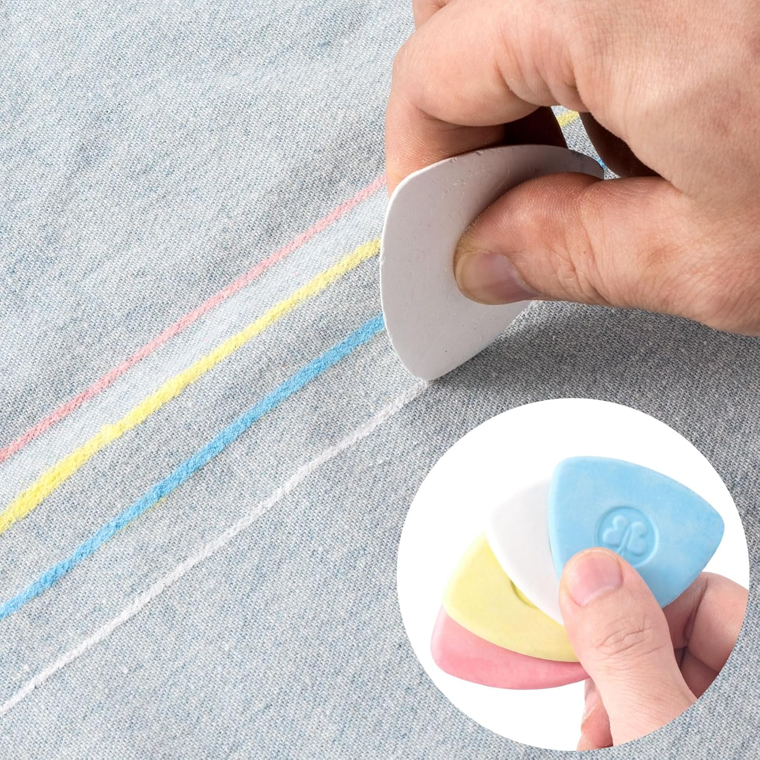Hand zeichnet mit weißer Schneiderkreide Linien auf Jeansstoff, im Inset vier bunte Kreidestücke.