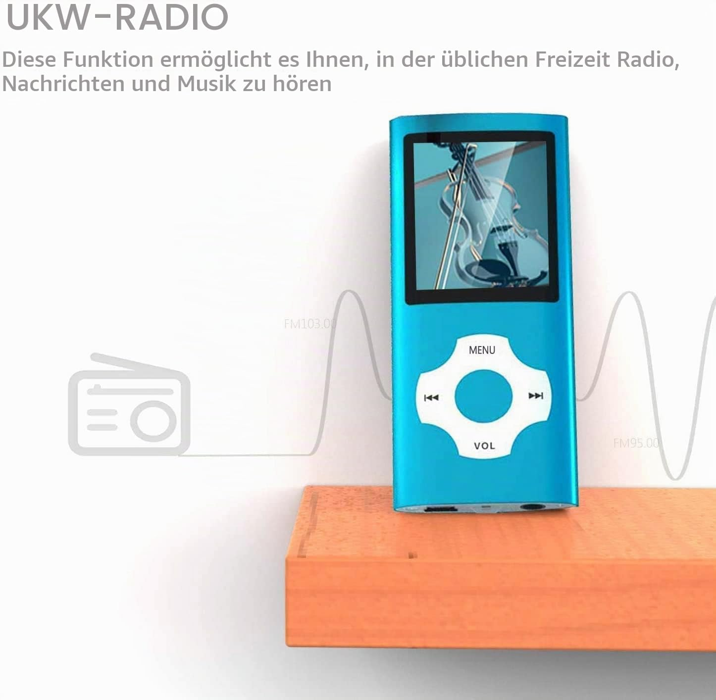 Ein blauer MP3-Player mit UKW-Radiofunktion steht auf einer Holzkiste vor weißem Hintergrund.