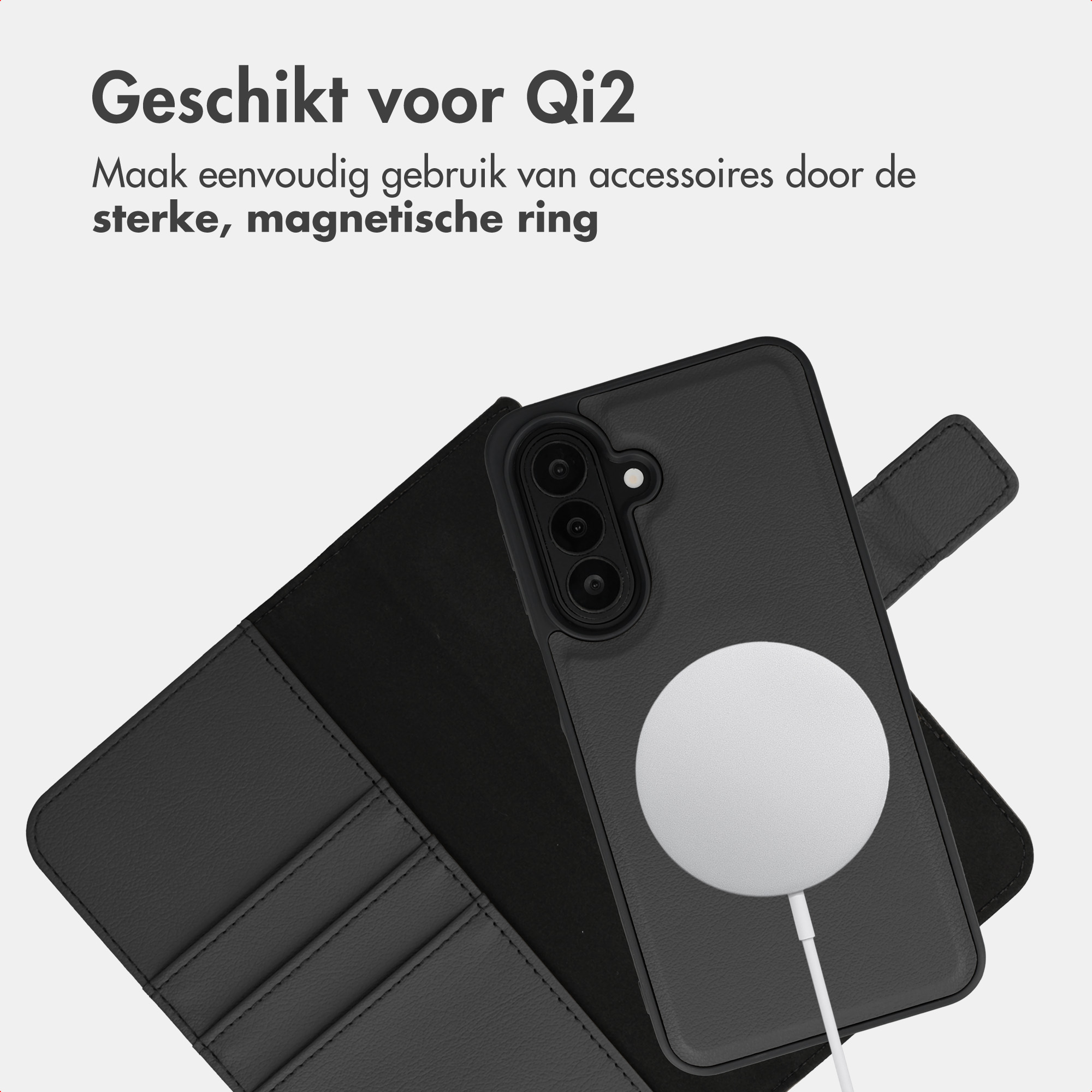 Schwarze Handytasche mit QI2-Ladefläche auf der Rückseite und Text oben.