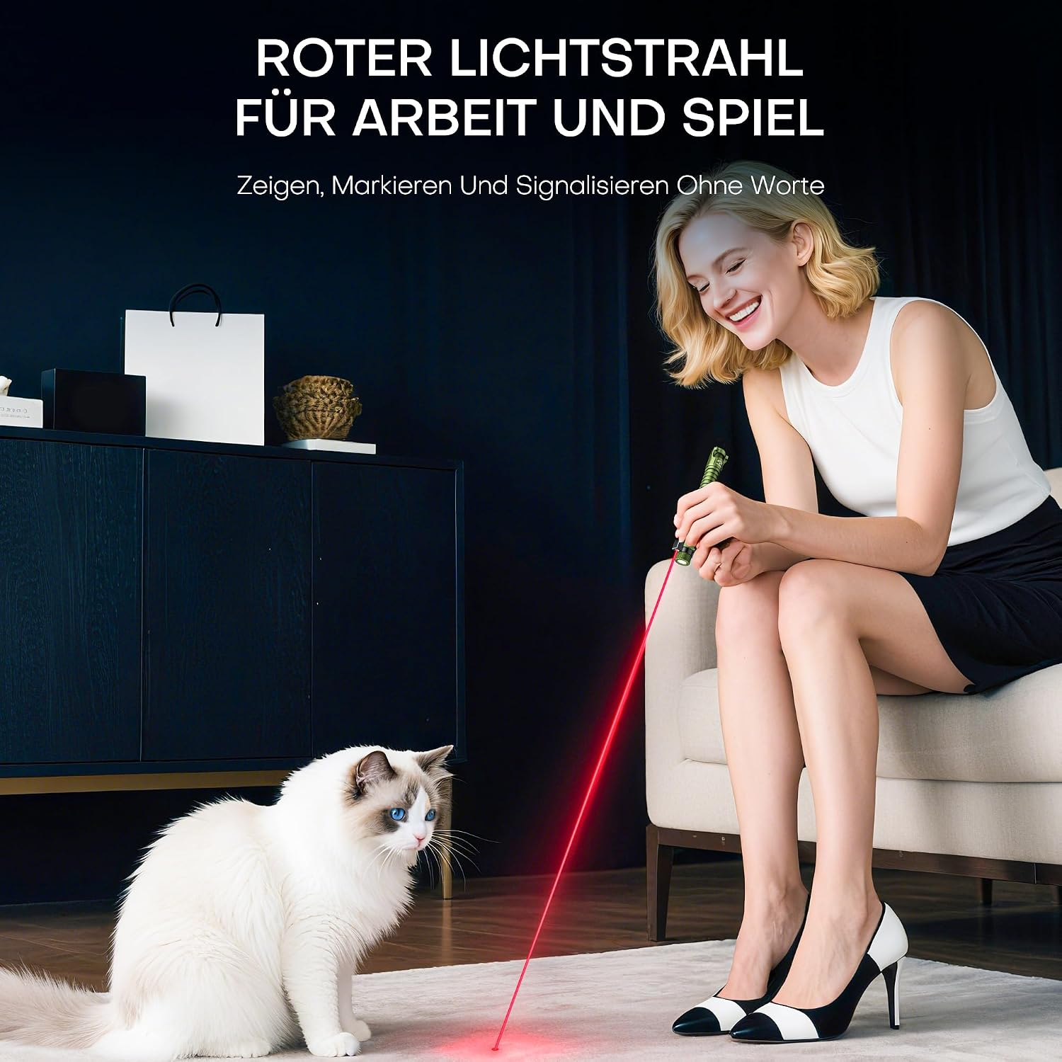 Eine Frau sitzt auf einem Sofa und strahlt mit einem Laserpointer auf den Teppich, wo eine weiße Katze zusieht.