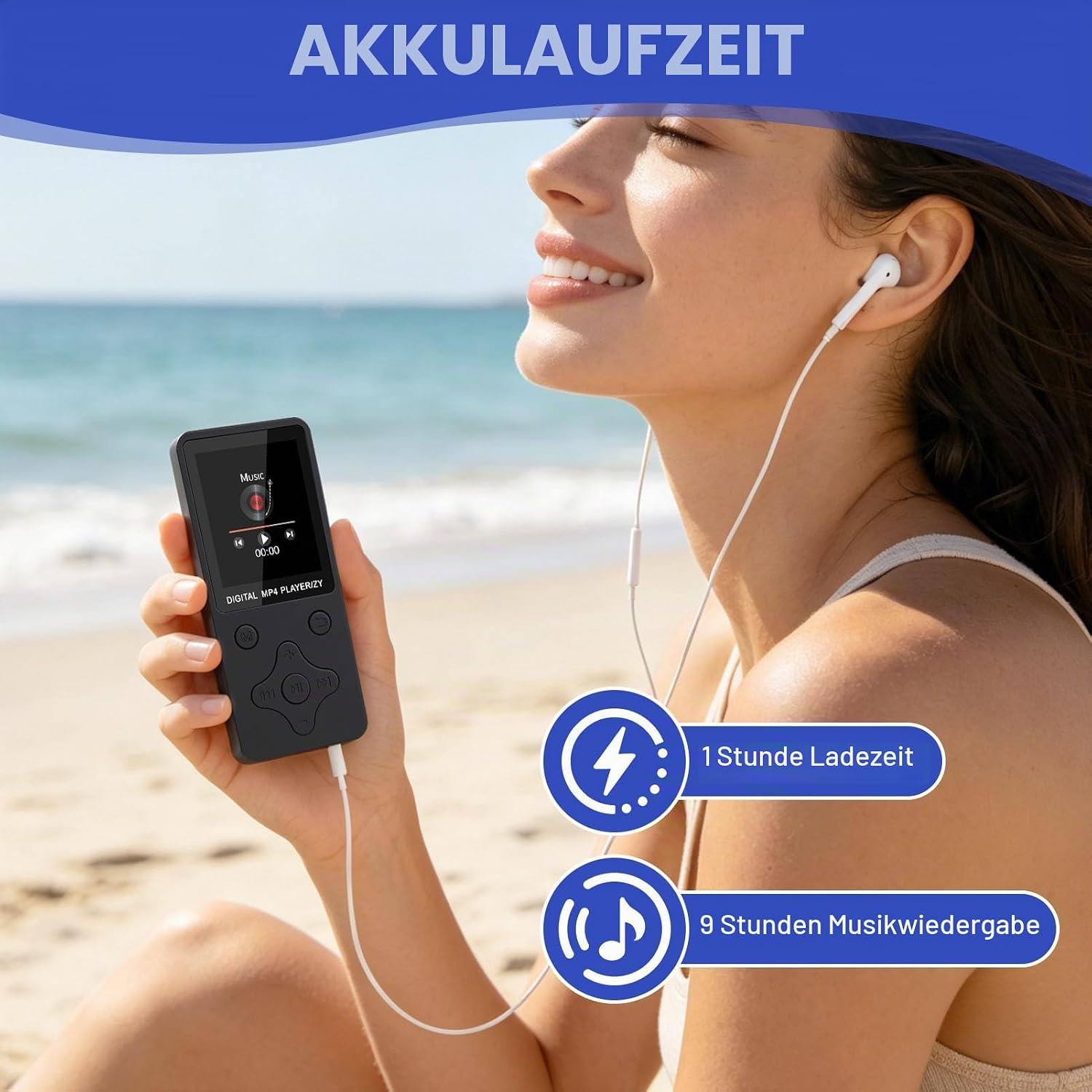 Eine junge Frau sitzt am Strand, hört Musik über weiße Kopfhörer und hält einen schwarzen MP3-Player.