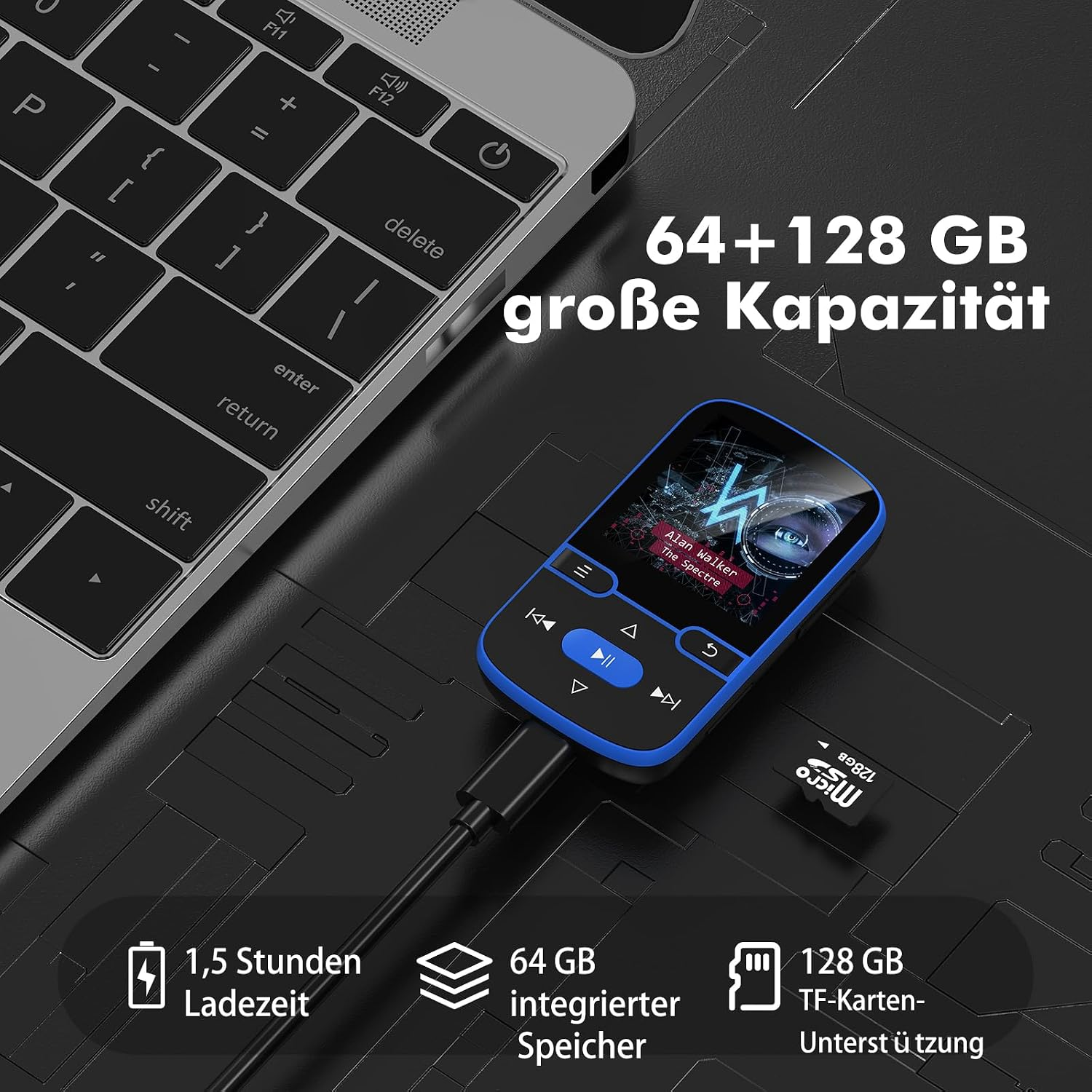 Blauer MP3-Player neben Laptop, SD-Karte und Ladekabel auf schwarzem Tisch mit Text.