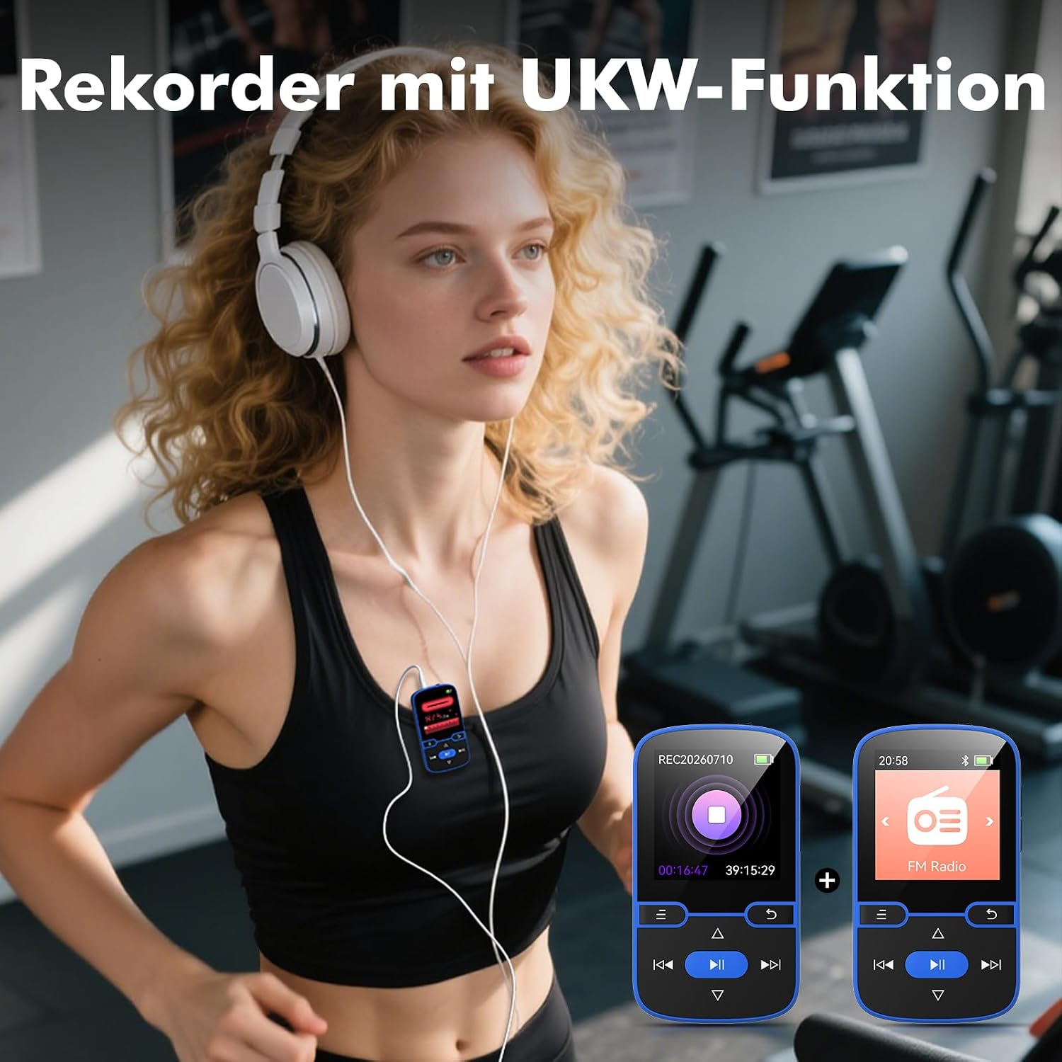 Frau mit Kopfhörern und digitalem Rekorder in einem Fitnessstudio, im Hintergrund Fitnessgeräte.