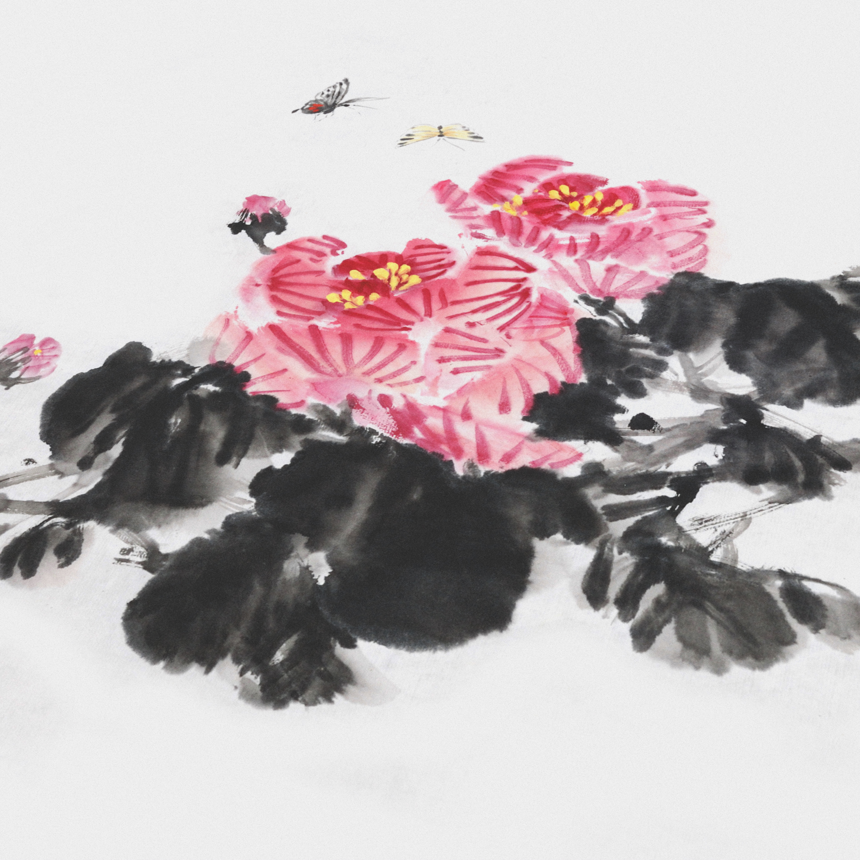 Chinesische Tuschemalerei von rosa Pfingstrosen und schwarzen Blättern mit zwei darüber fliegenden Schmetterlingen.