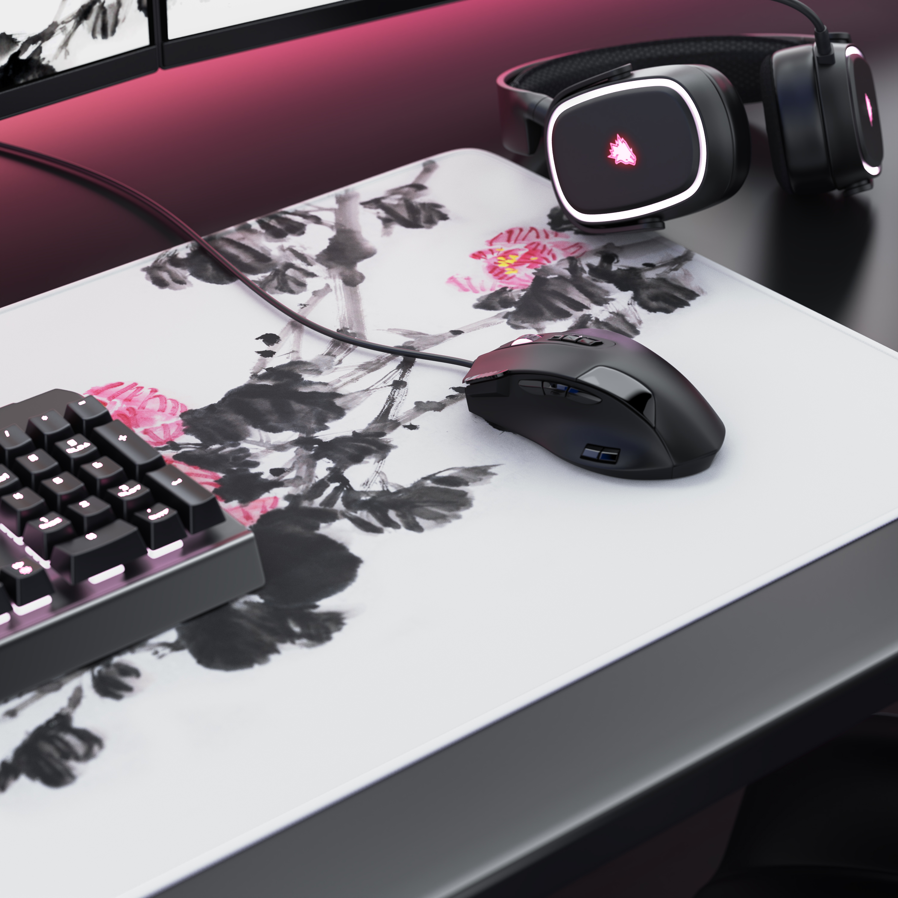 Gaming-Schreibtisch mit floraler Mausmatte, schwarzer Tastatur, Maus und beleuchteten Kopfhörern.
