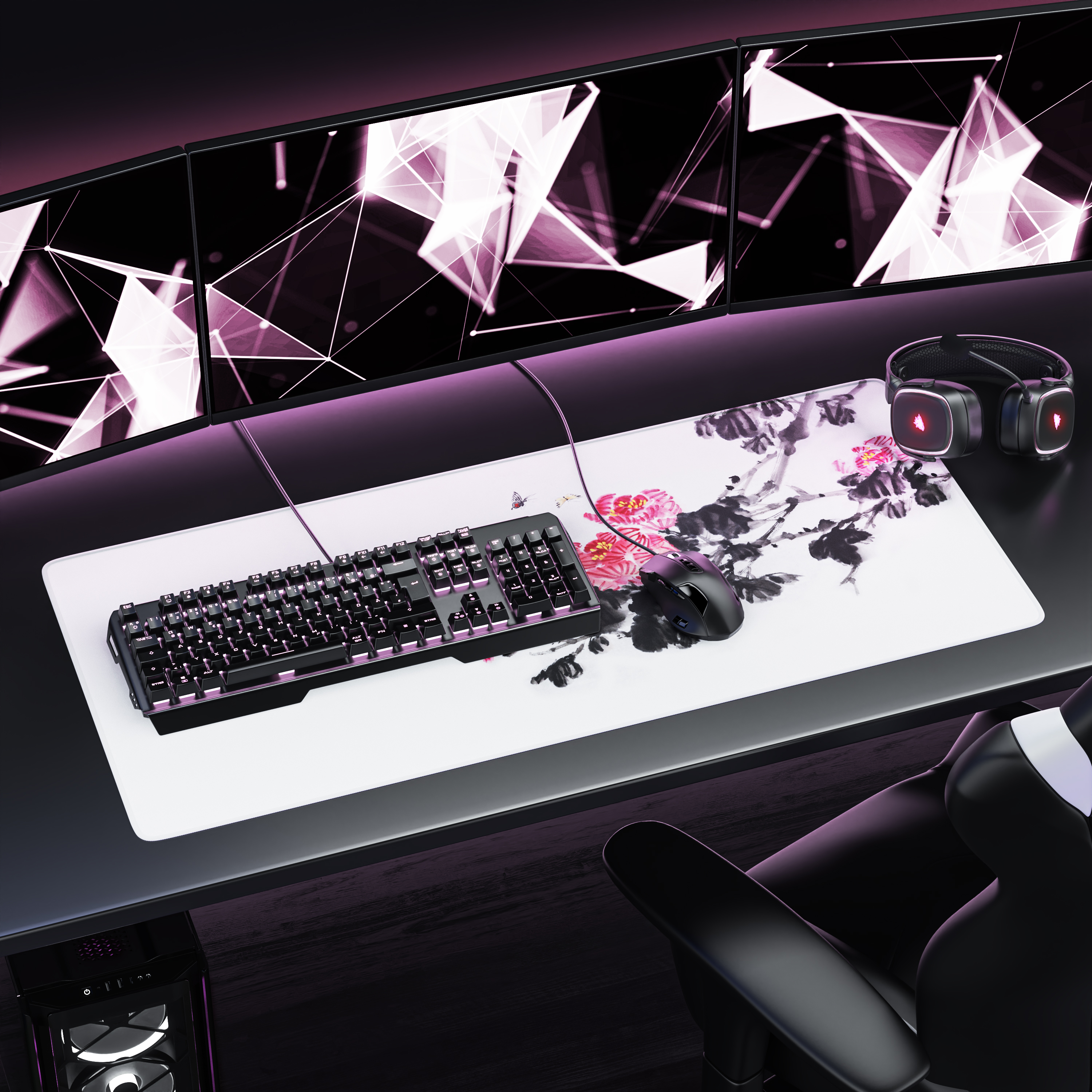 Ein Gaming-Schreibtisch mit drei Monitoren, Tastatur, Maus, Mauspad mit Blumenmuster und Kopfhörern bei rosa Licht.