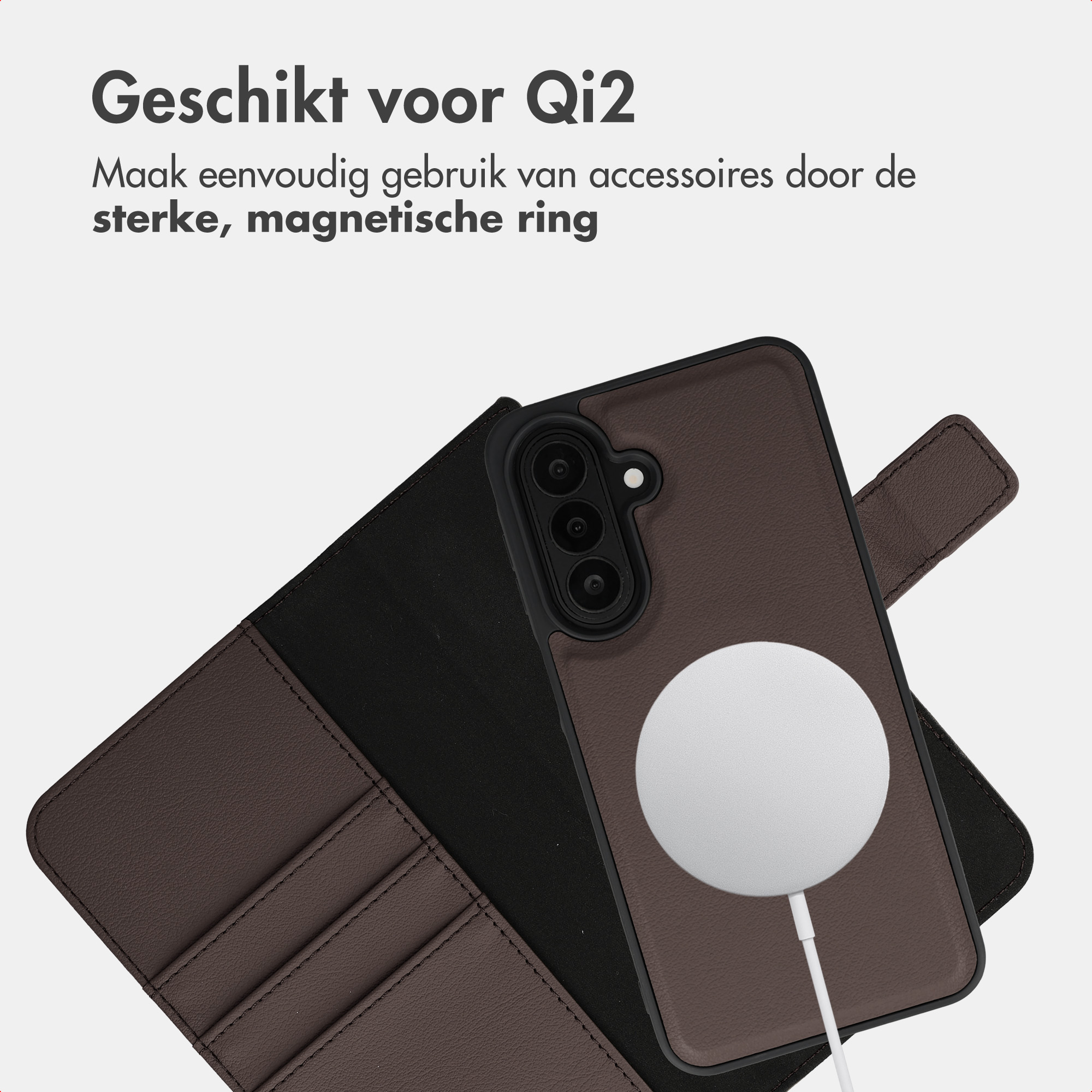 Eine braune Leder-Handyhülle mit Magnetring und weißem Lade-Pad.