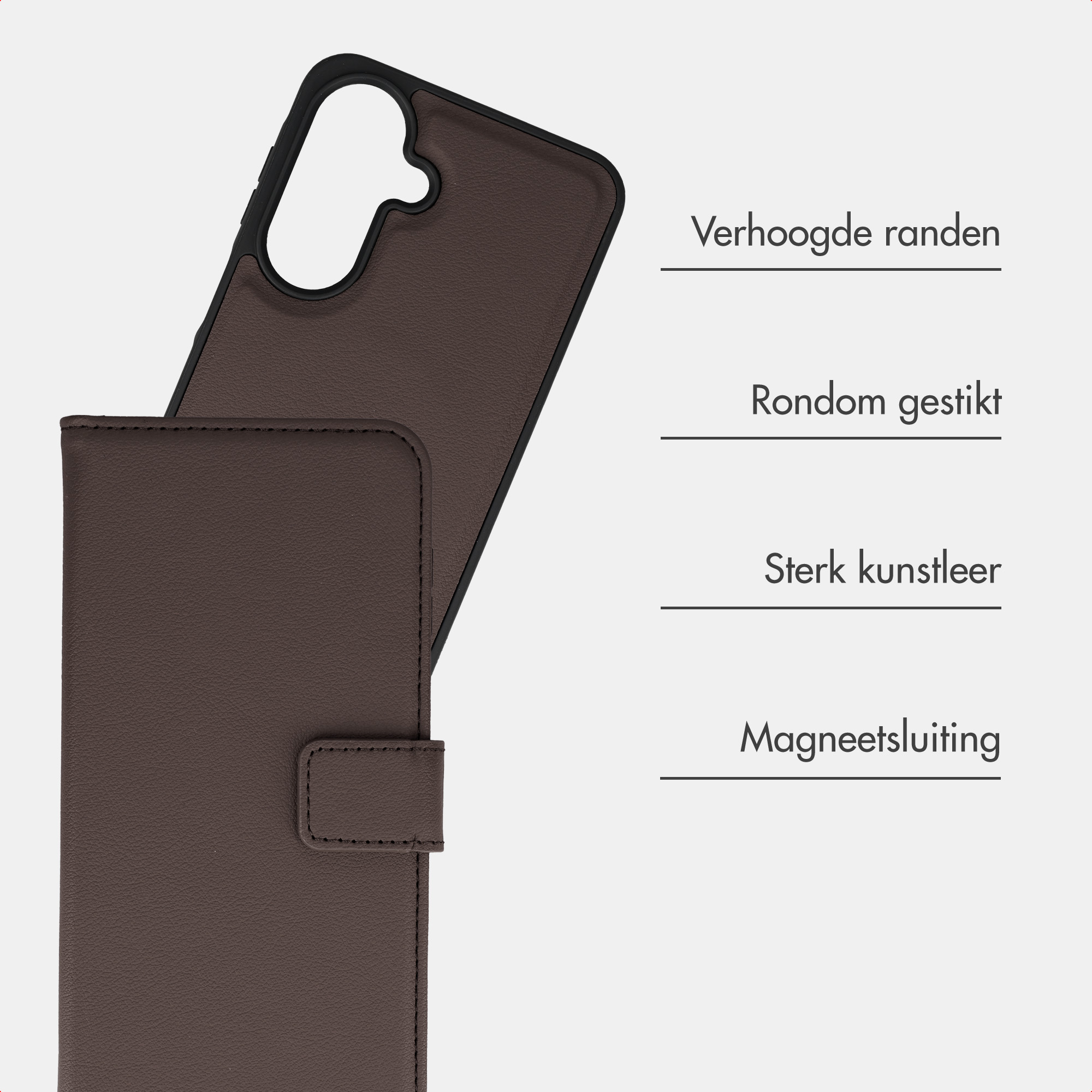 Braune Lederhandyhülle mit Magnetverschluss und Textbeschriftung auf hellgrauem Hintergrund.