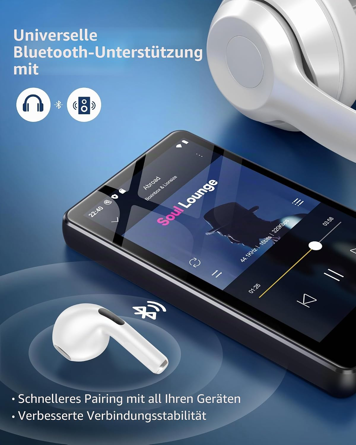 MP3-Player mit Musikwiedergabe, Bluetooth-Ohrhörer und Kopfhörer vor blauem Hintergrund.