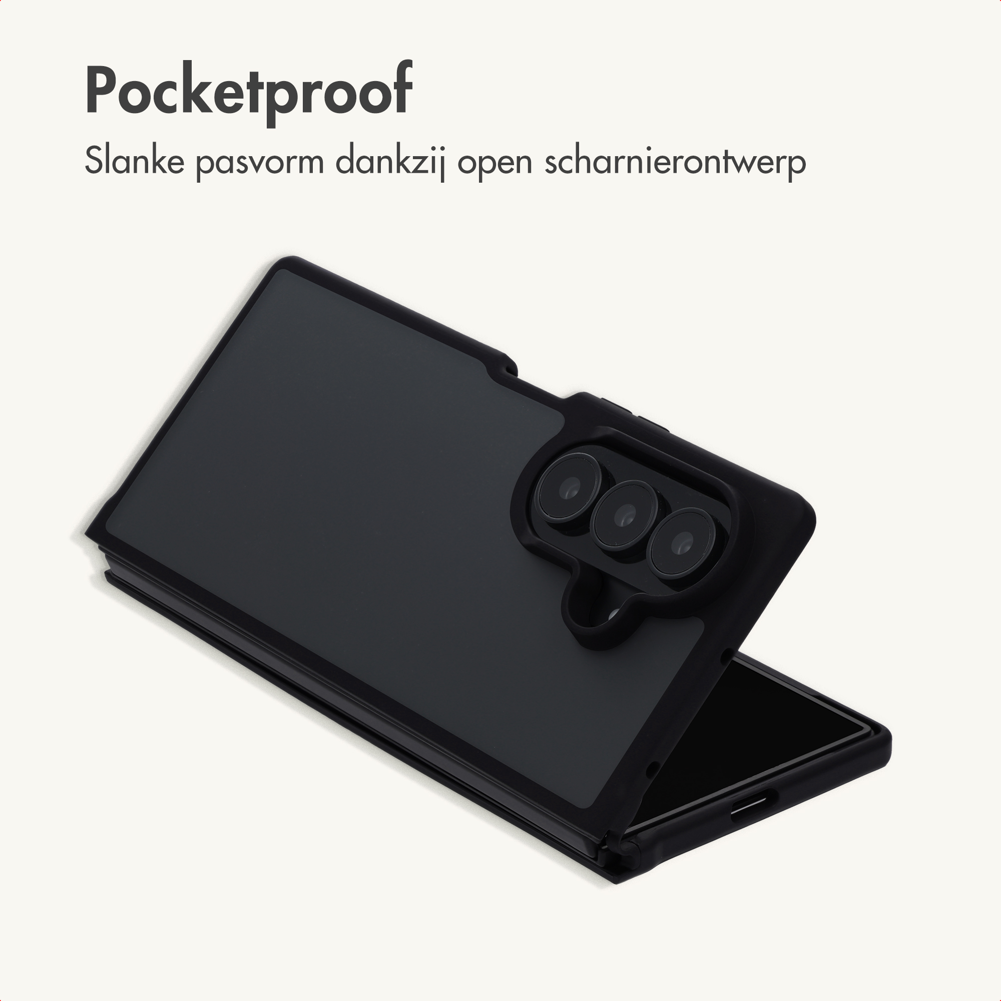 Ein schwarzes faltbares Smartphone mit Schutzhülle und drei Kameralinsen liegt diagonal auf weißem Hintergrund.
