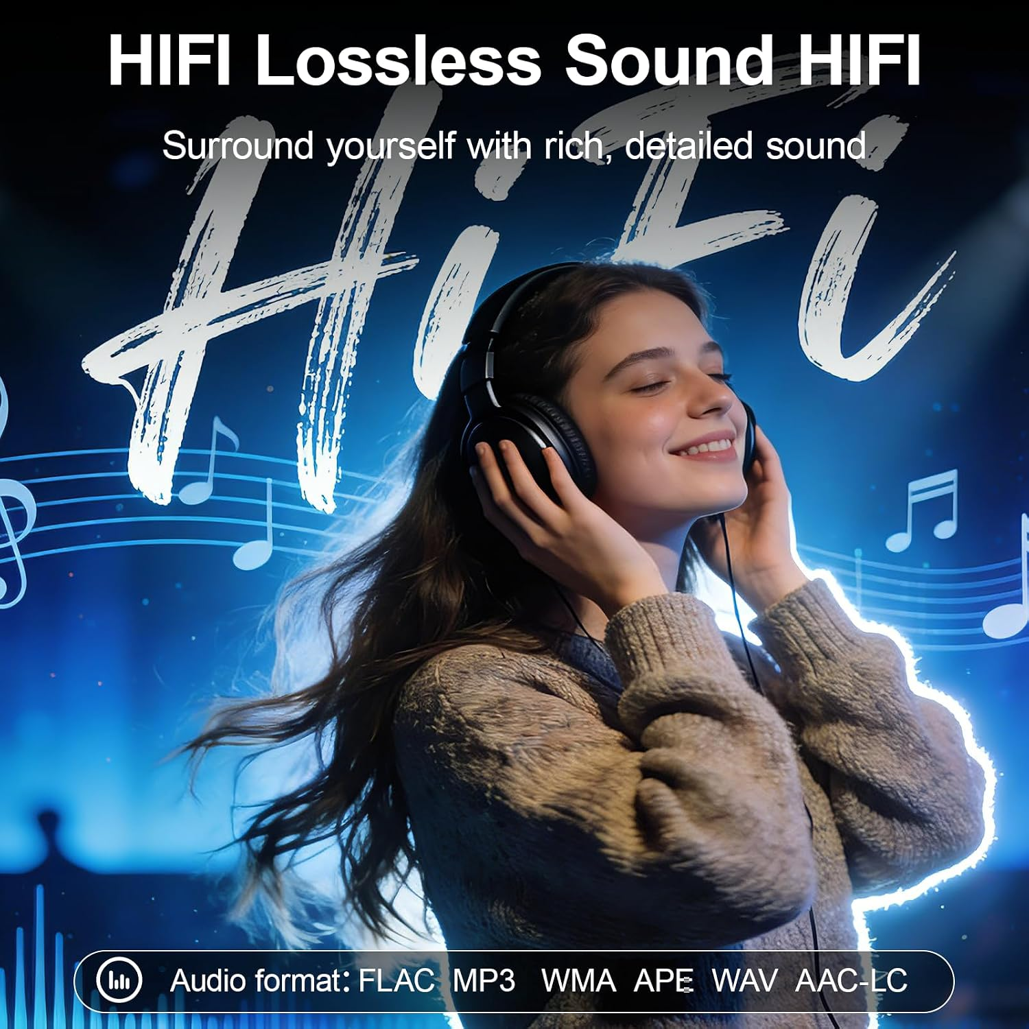 Eine lächelnde junge Frau mit Kopfhörern genießt Musik vor einem blauen Hintergrund mit Musiknoten.
