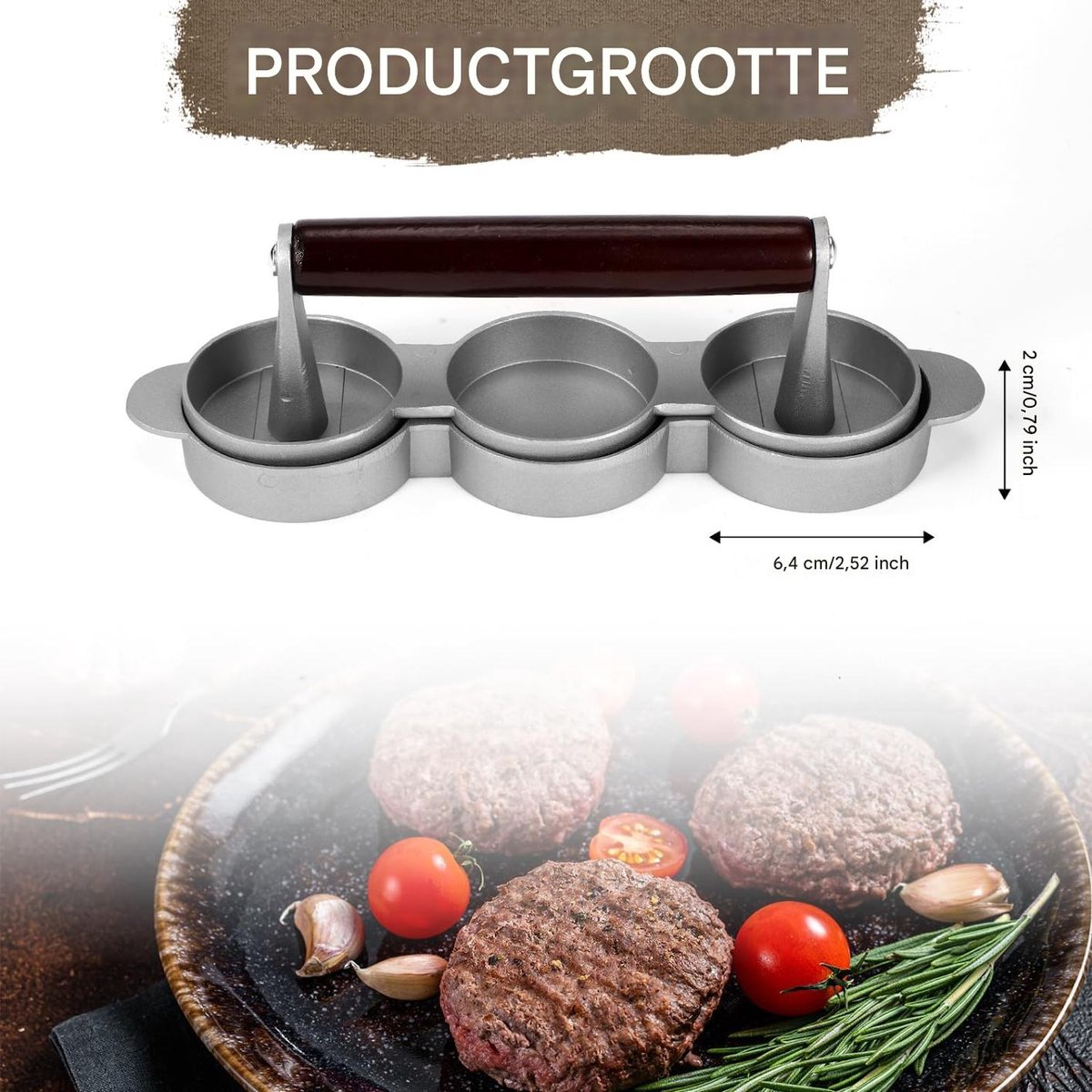 Triple-Burgerpresse mit Holzgriff und Maßangaben, darunter gebratene Burgerpatties mit Tomaten und Knoblauch.