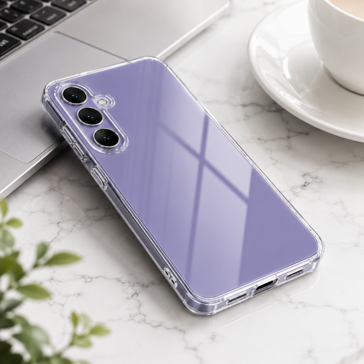Ein lilafarbenes Smartphone in transparenter Hülle liegt auf einem Tisch neben Laptop und Kaffeetasse.