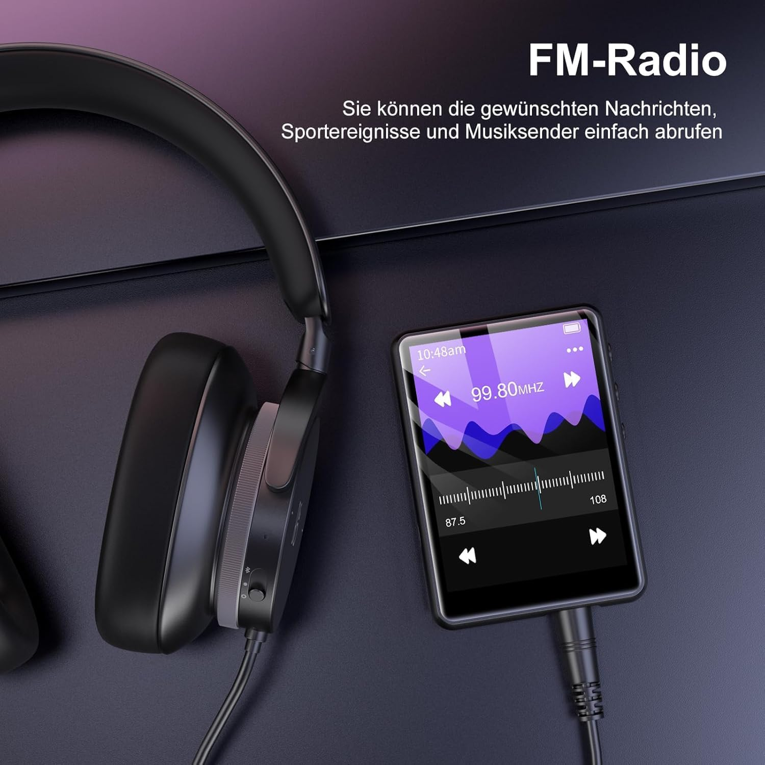 Schwarze Kopfhörer neben einem tragbaren Radio mit FM 99,80 MHz auf dem Bildschirm vor dunklem Hintergrund.