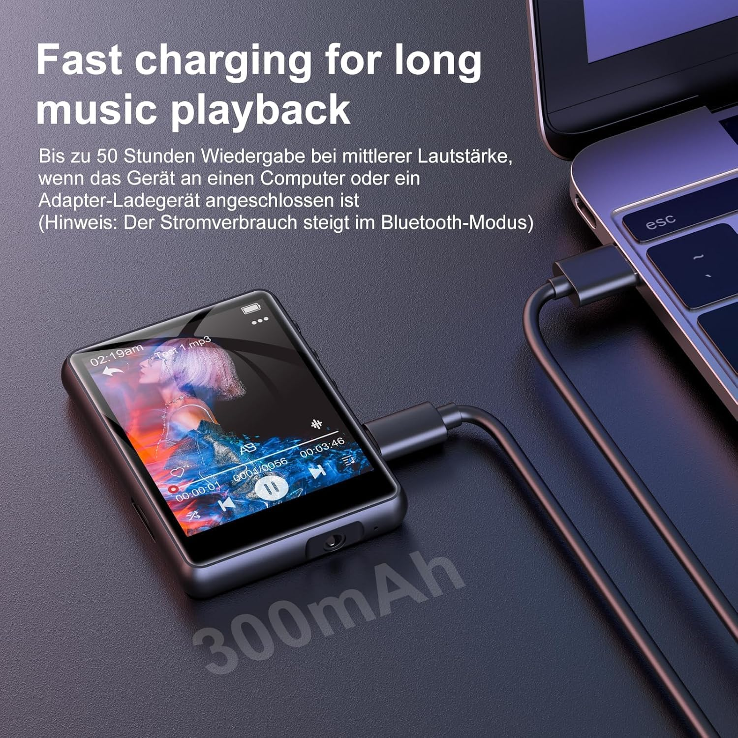 Ein tragbarer MP3-Player wird über USB von einem Laptop aufgeladen, mit deutschsprachigem Werbetext.