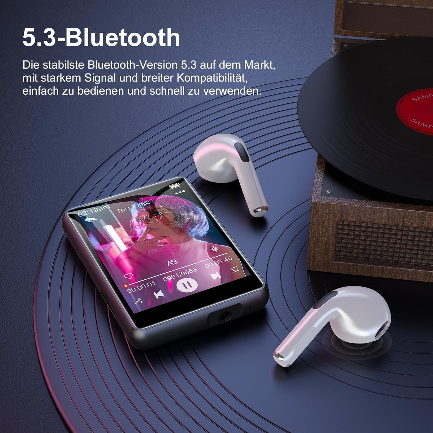 Ein MP3-Player, zwei weiße Ohrhörer und ein Grammophon auf einer Vinylplatte mit Text.