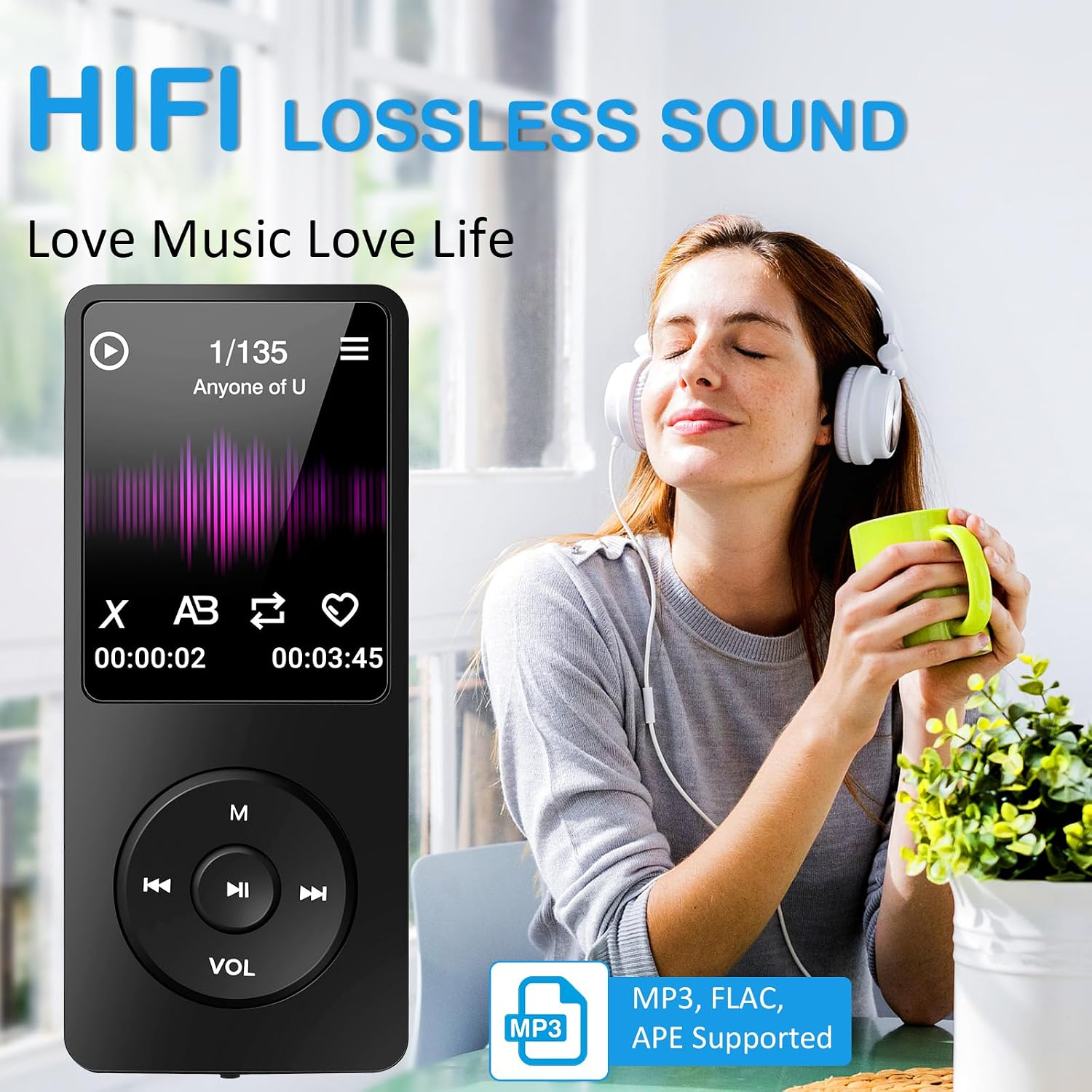 Eine Frau hört mit weißen Kopfhörern Musik und hält eine grüne Tasse neben einem MP3-Player mit Wellenform.