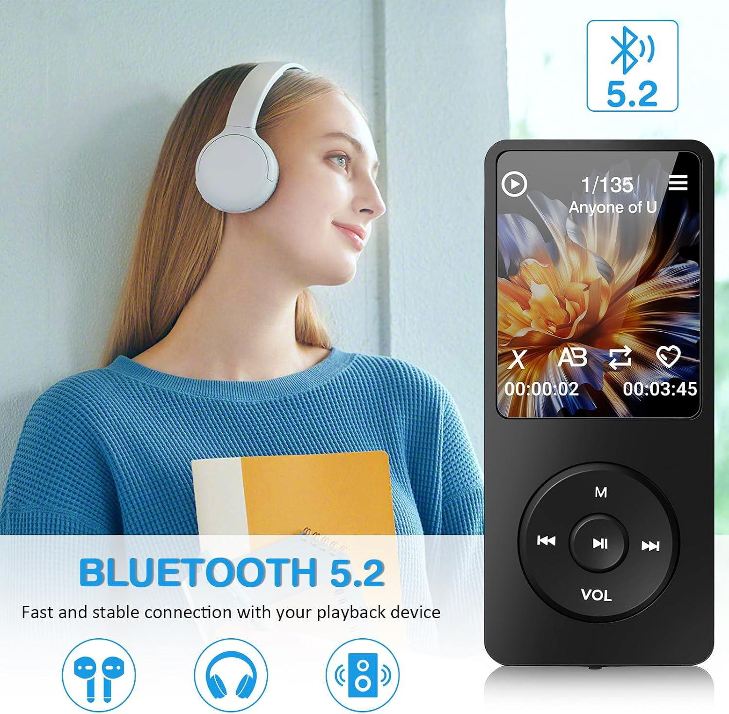 Eine blonde Frau trägt weiße Kopfhörer und hält ein Buch, während rechts ein MP3-Player mit Bluetooth 5.2-Logo zu sehen ist.