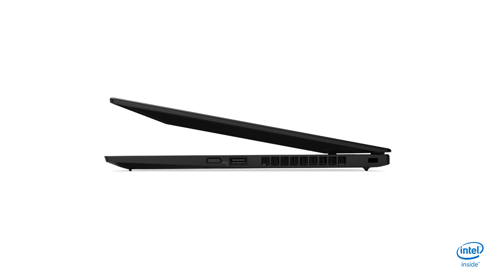 Seitenansicht eines geschlossenen schwarzen Laptops mit sichtbaren Anschlüssen und Lüftungsschlitzen vor weißem Hintergrund.