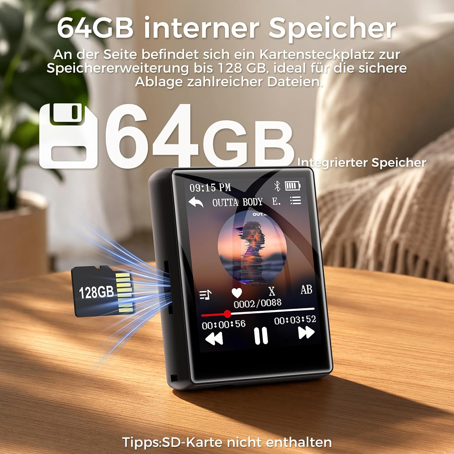 MP3-Player mit 64GB Speicher auf Holztisch, eine 128GB Micro-SD-Karte wird in den seitlichen Steckplatz eingeführt.