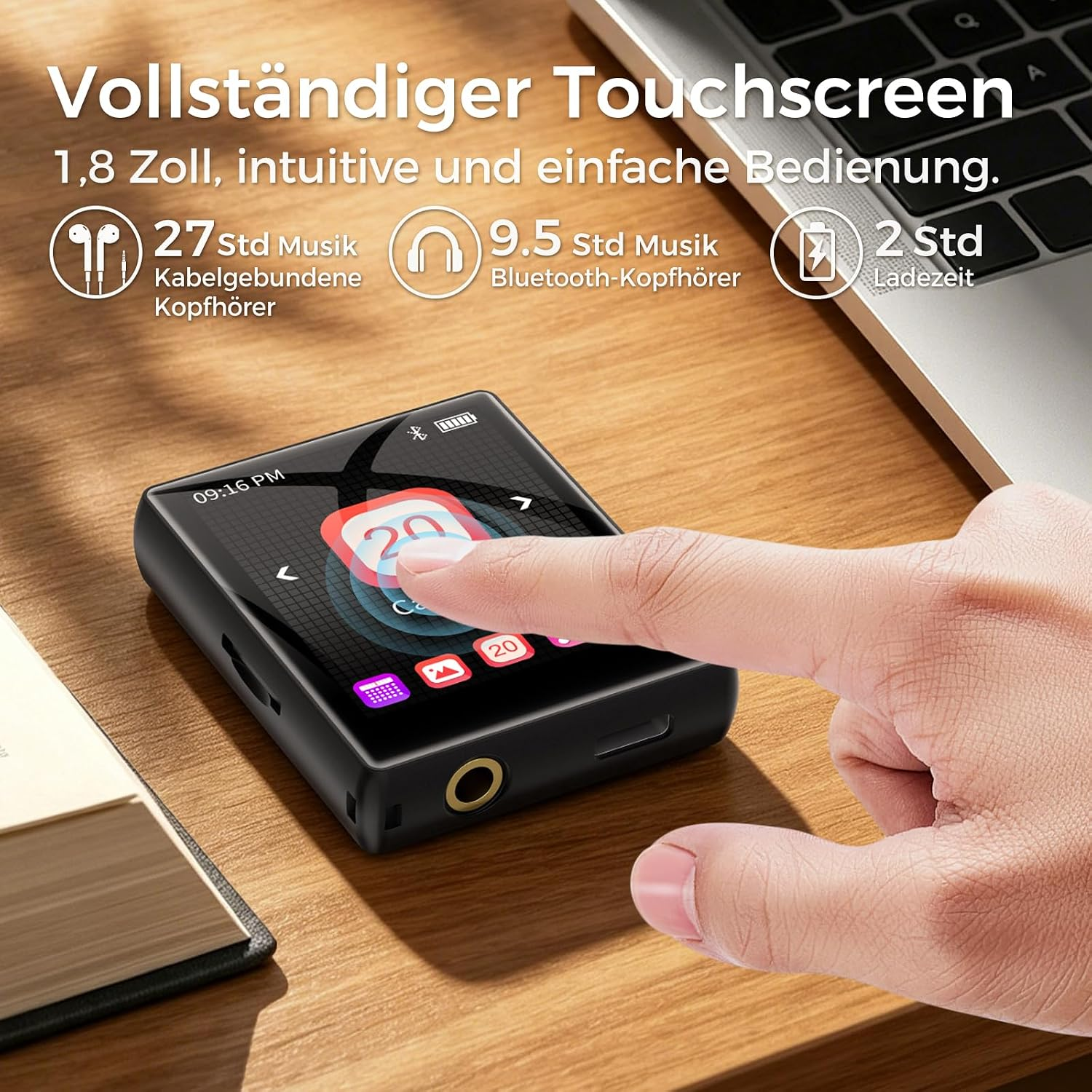 Ein Finger berührt den Touchscreen eines kleinen schwarzen MP3-Players auf einem Holztisch.