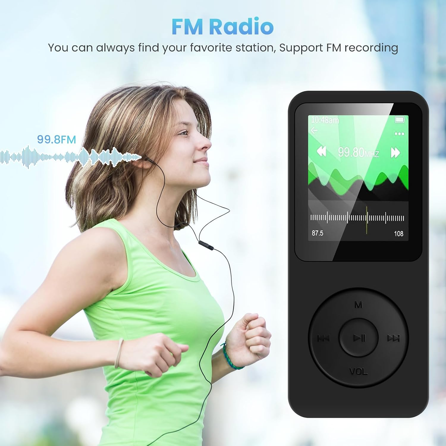 Eine Frau in Sportkleidung joggt und hört Radio mit einem MP3-Player.