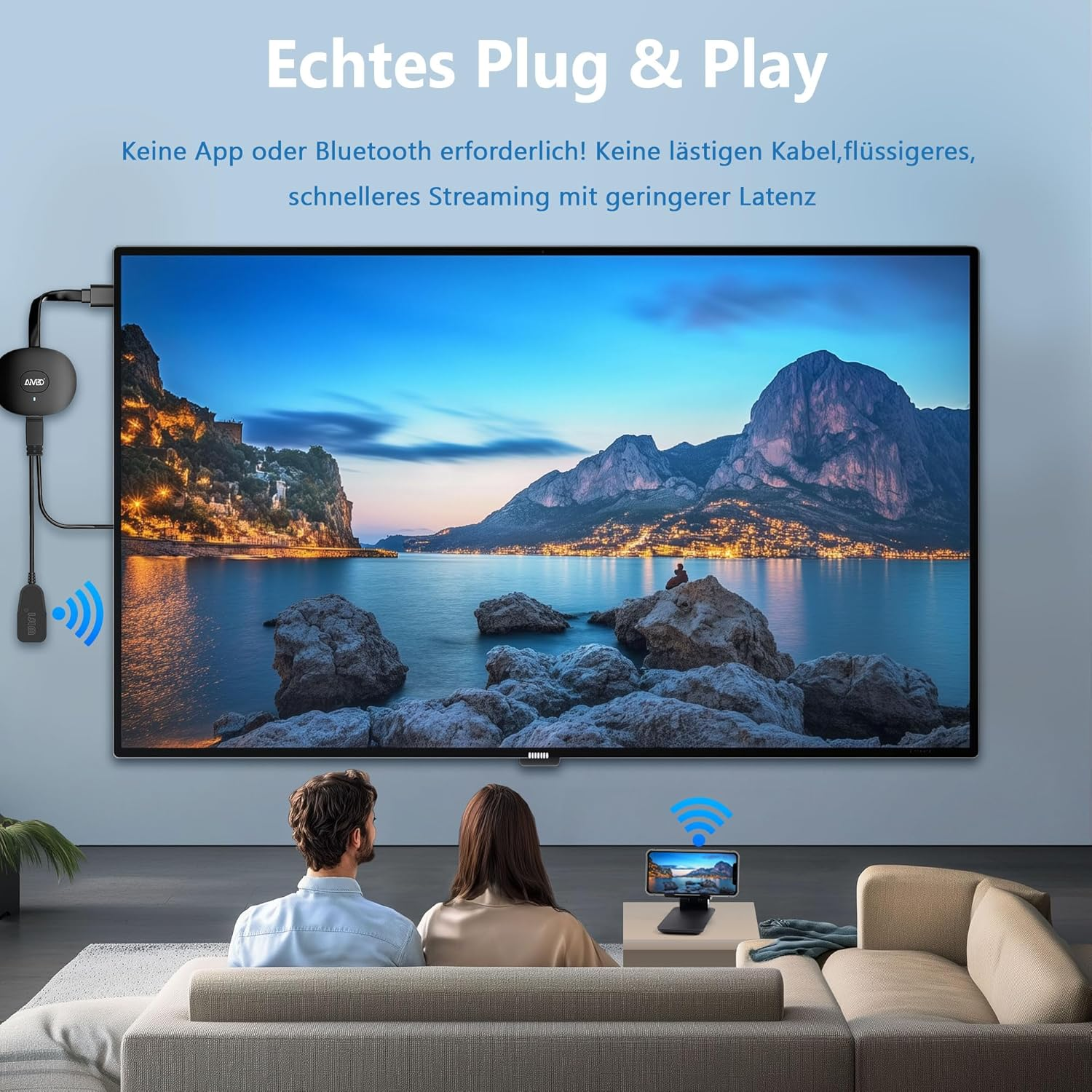 Ein Paar sitzt auf einem Sofa und schaut drahtlos gestreamte Inhalte auf einem großen Bildschirm.