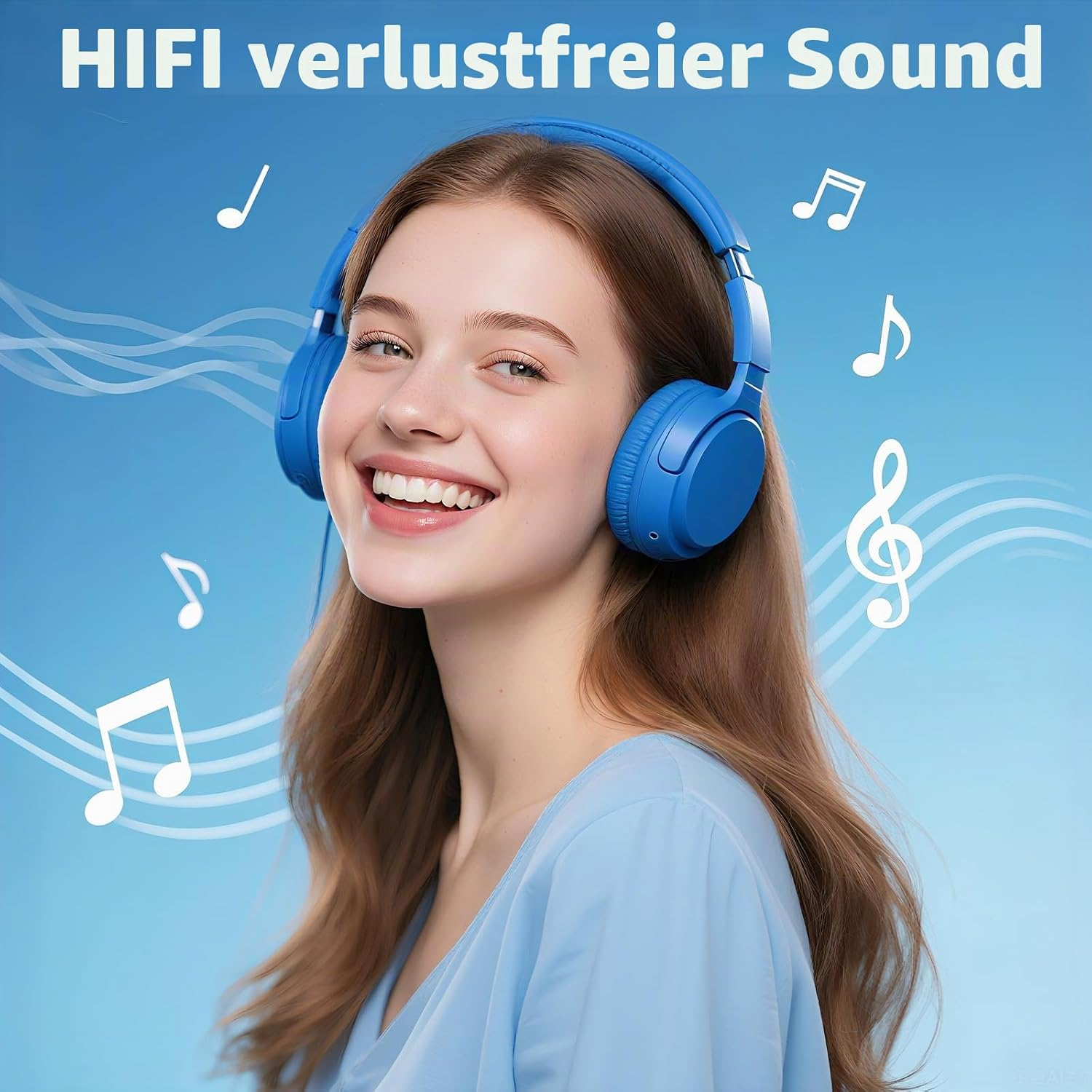 Eine lächelnde Frau mit langen braunen Haaren trägt blaue Kopfhörer vor blauem Hintergrund mit Musiknoten.