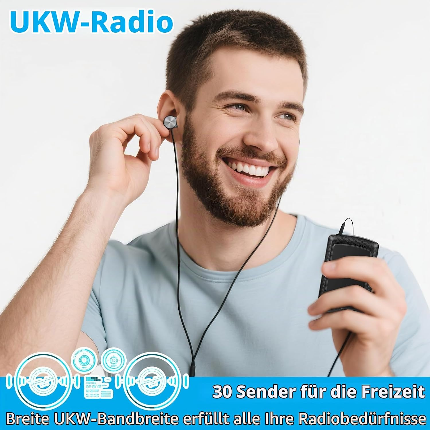 Ein lächelnder Mann mit Kopfhörern hält ein kleines Kofferradio.