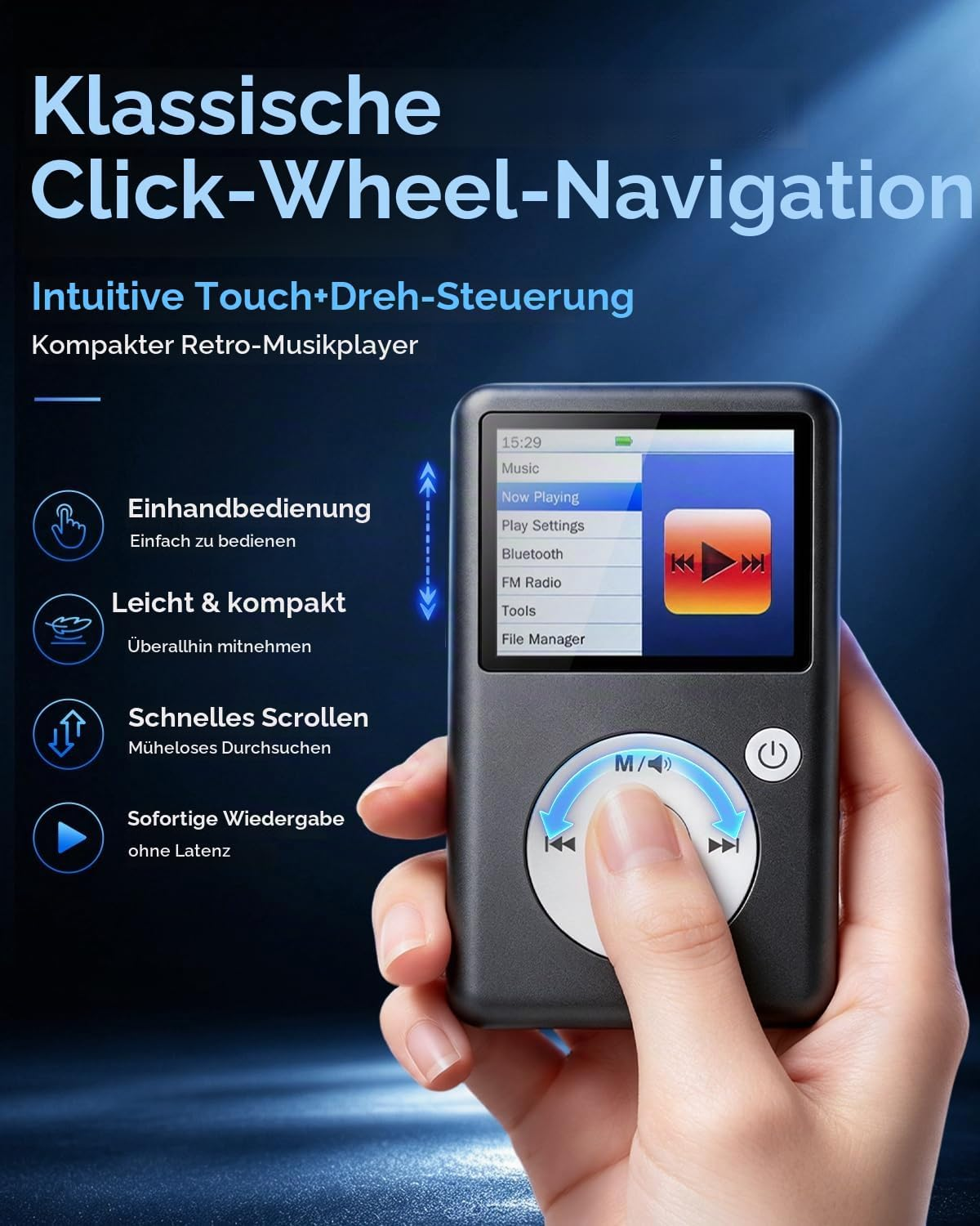 Hand hält MP3-Player mit Click-Wheel und Menü auf dem Display vor blauem Hintergrund.