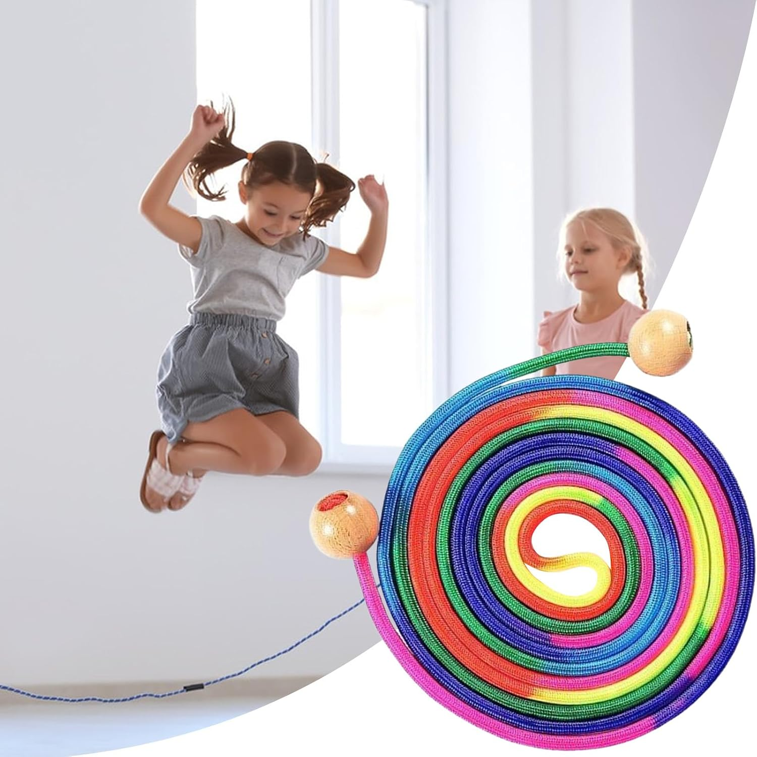 Ein Mädchen springt Seil, während ein anderes zusieht, mit einer bunten Springseilspirale im Vordergrund.