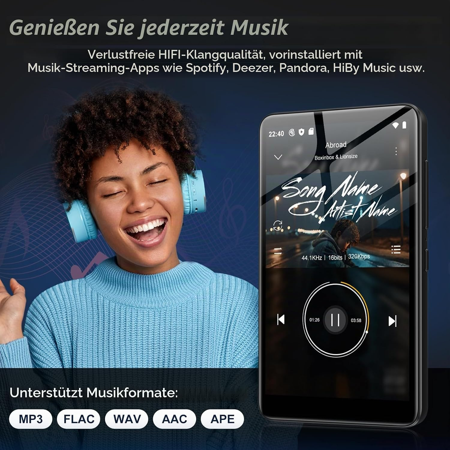 Eine lächelnde Frau mit blauen Kopfhörern und Pullover neben einem Smartphone mit Musikplayer-Oberfläche.
