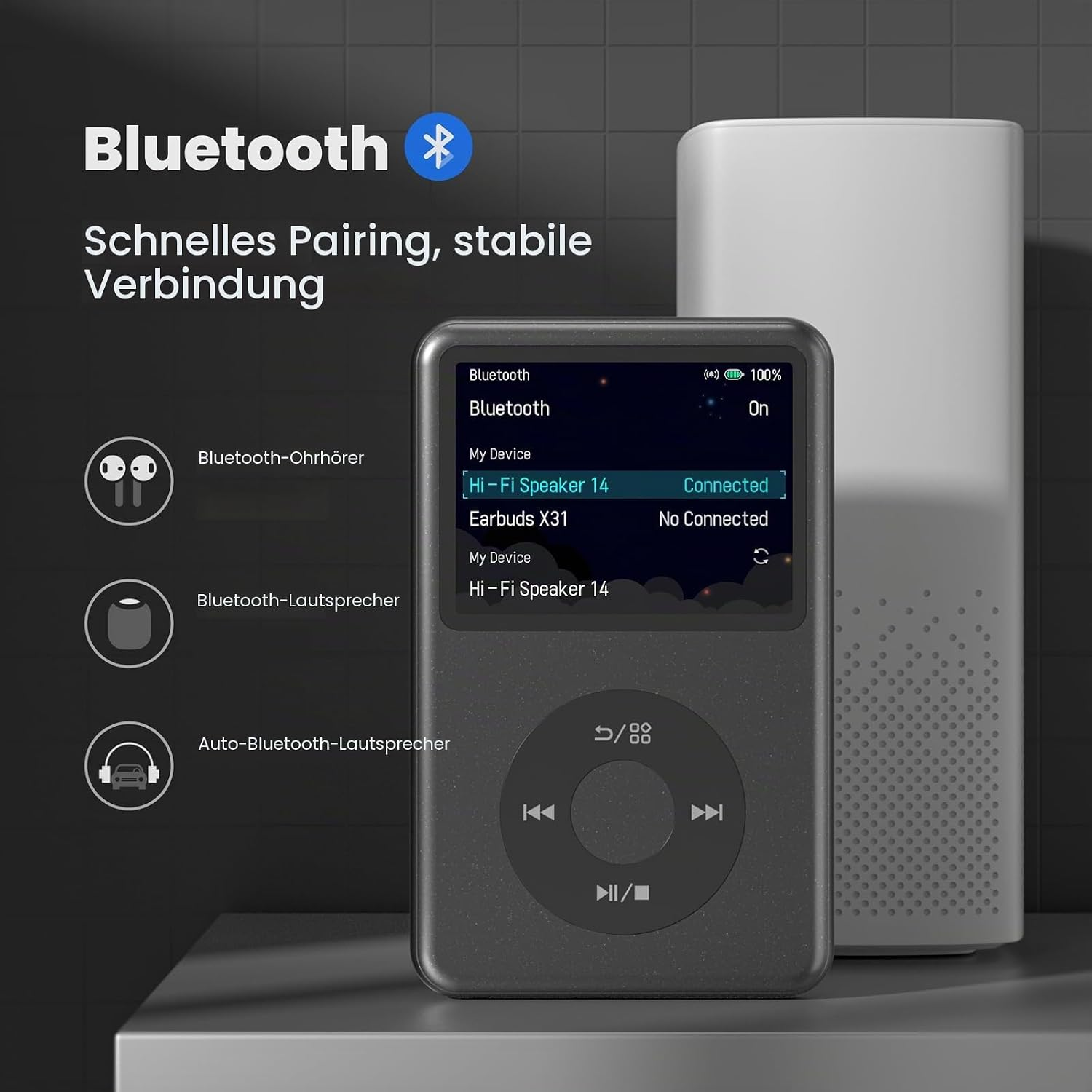 Ein tragbarer Musikplayer mit Bluetooth-Menü auf dem Display steht neben einer weißen Box vor dunkelgrauem Hintergrund.