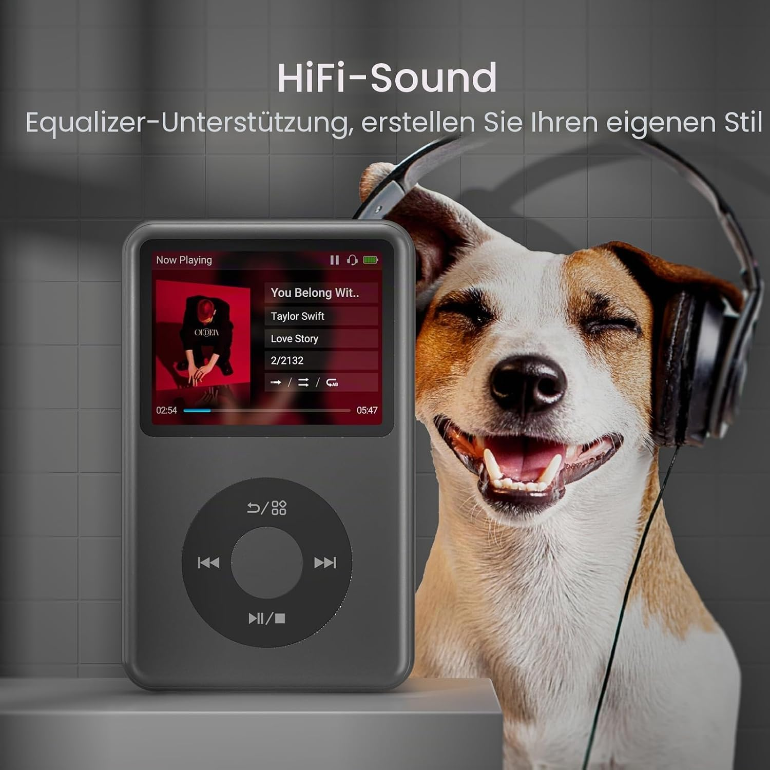 Ein glücklicher Hund mit Kopfhörern sitzt neben einem grauen MP3-Player mit Musikwiedergabe.