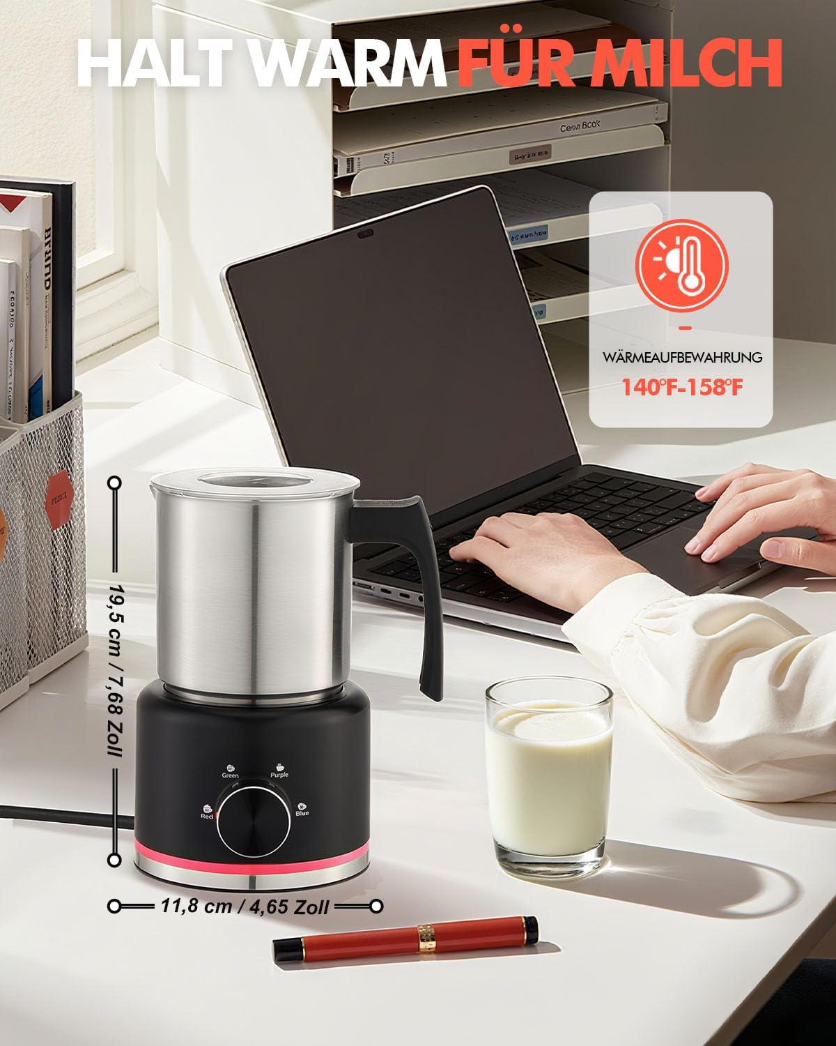 Milchaufschäumer auf einem Schreibtisch neben einem Laptop und einem Glas Milch.