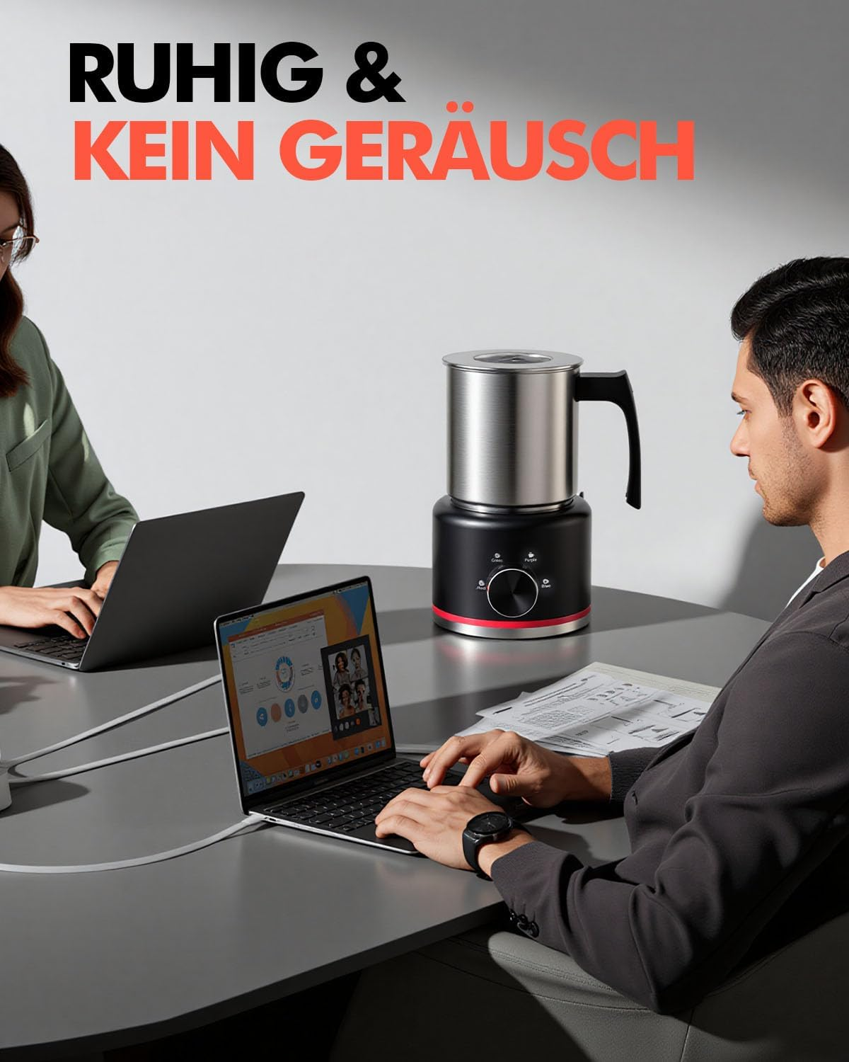 Zwei Personen arbeiten an Laptops an einem Tisch, dazwischen steht ein Milchaufschäumer.