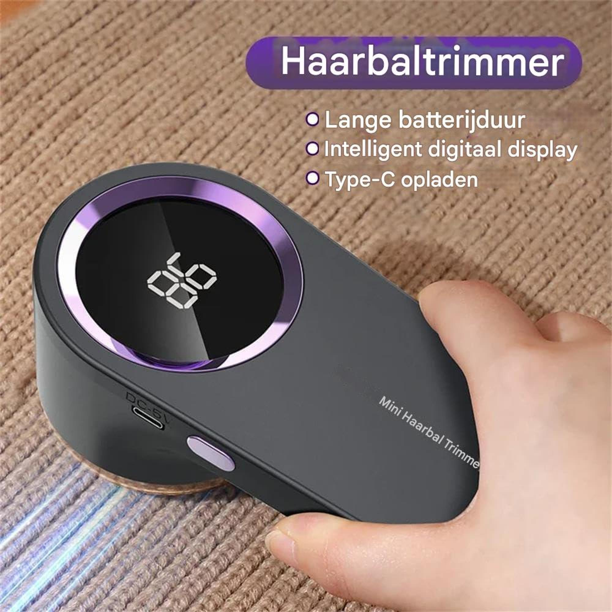 Hand hält grauen Mini-Haartrimmer mit digitalem Display und Textoverlays auf strukturiertem Hintergrund.