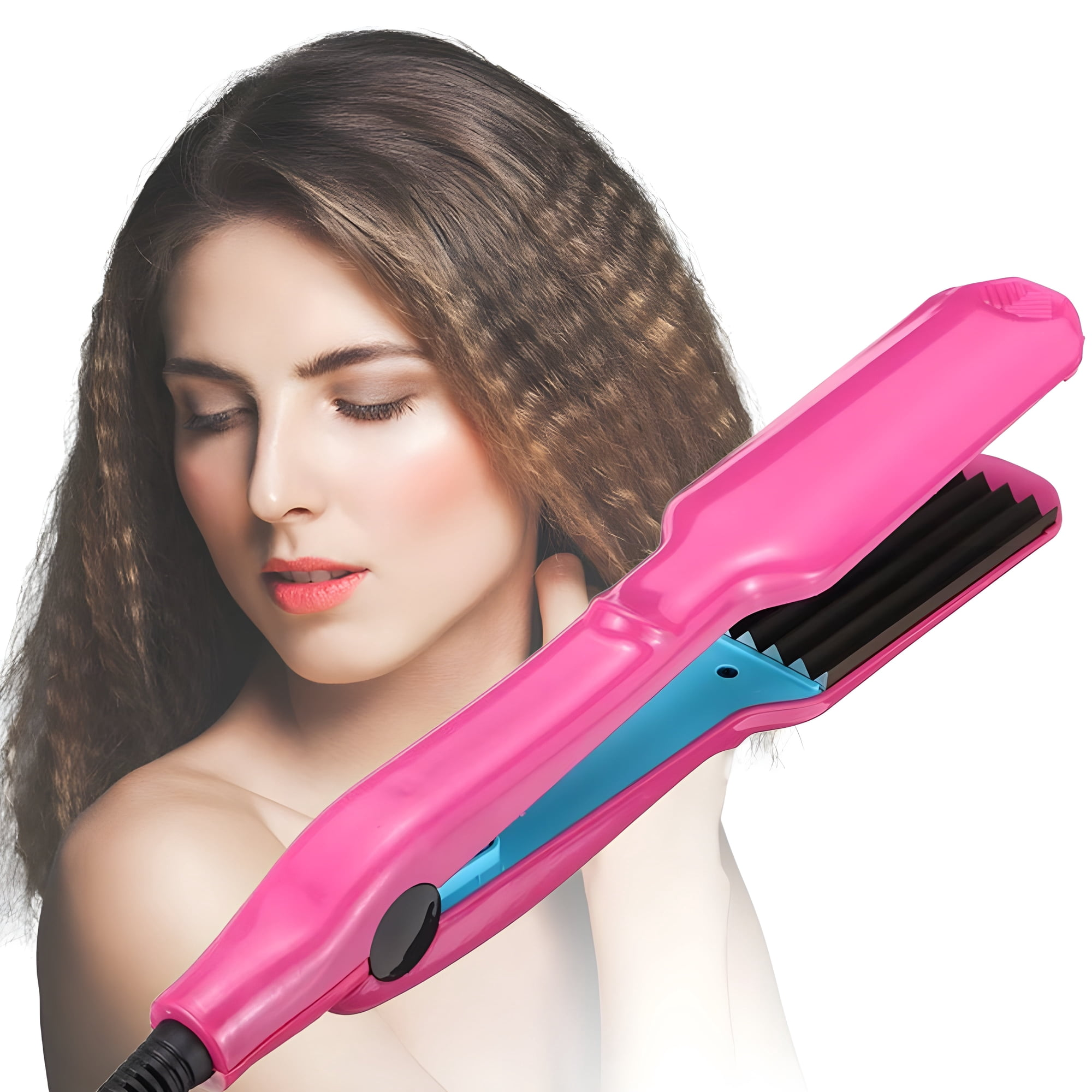 Eine Brünette mit gewelltem Haar posiert neben einem pinken Haarglättereisen.