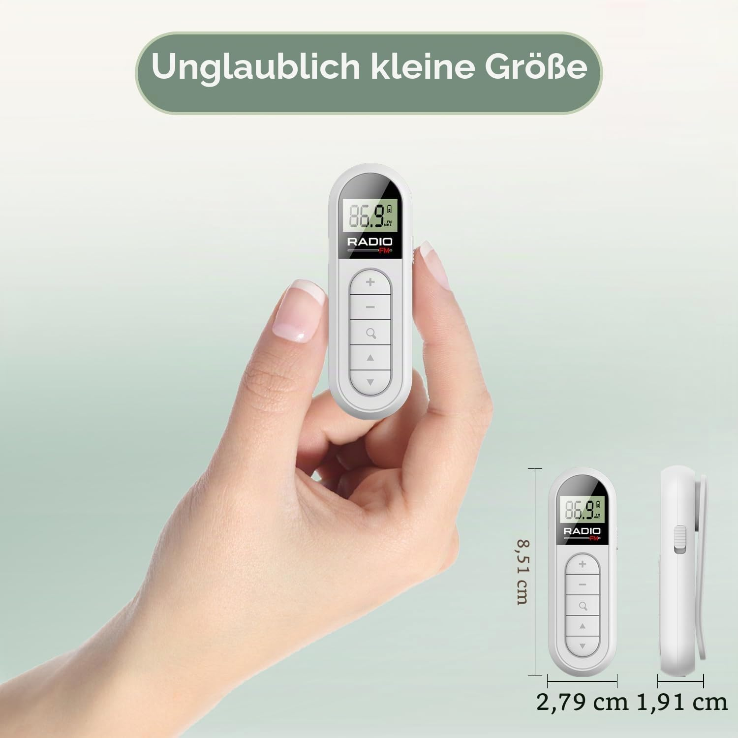 Eine Hand hält ein kleines weißes Taschenradio, Maße 8,51 x 2,79 cm, mit Display und Tasten.