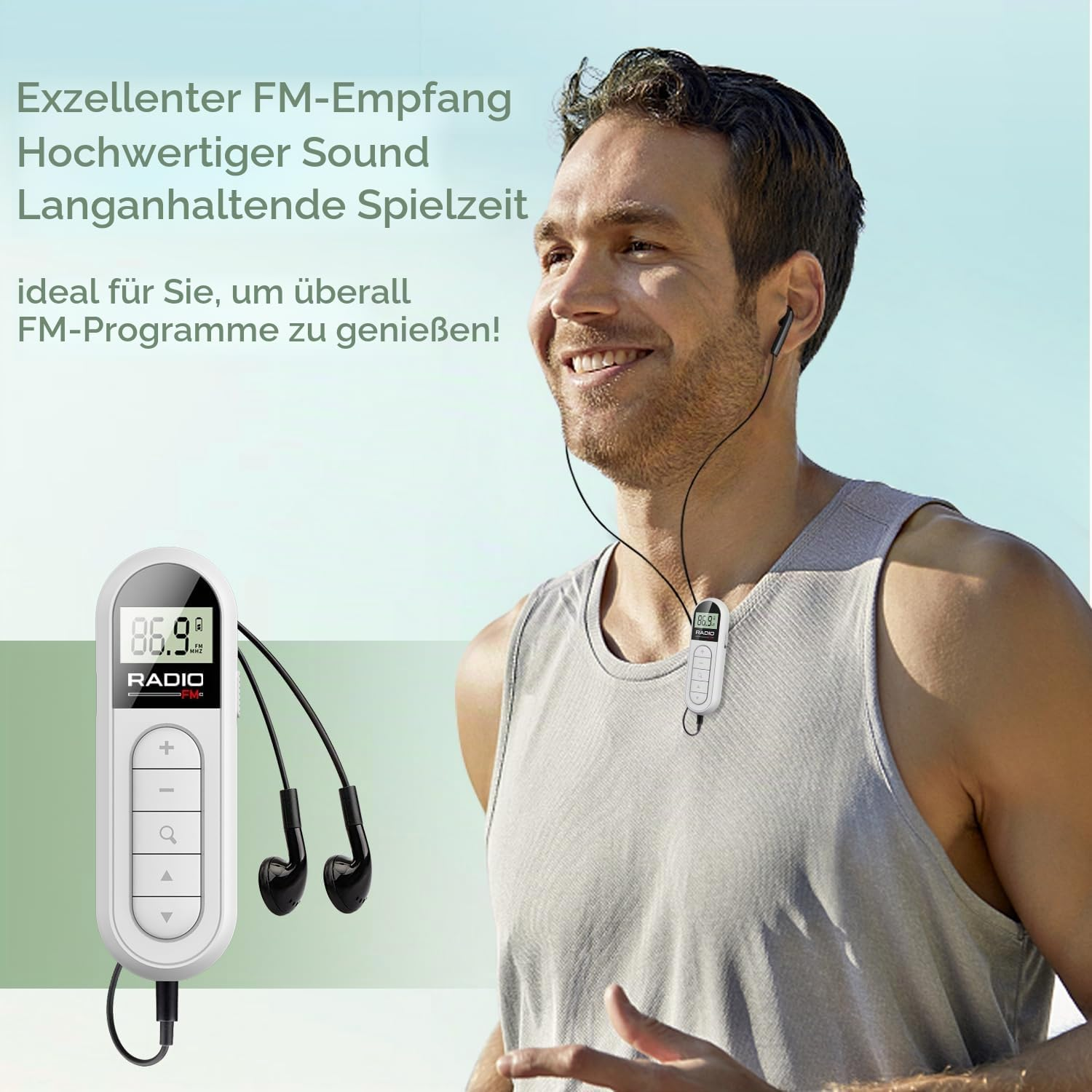 Mann mit grauen Tanktop lächelt, trägt Kopfhörer und einen kleinen weißen FM-Radio, mit vergrößertem Radio-Detail.
